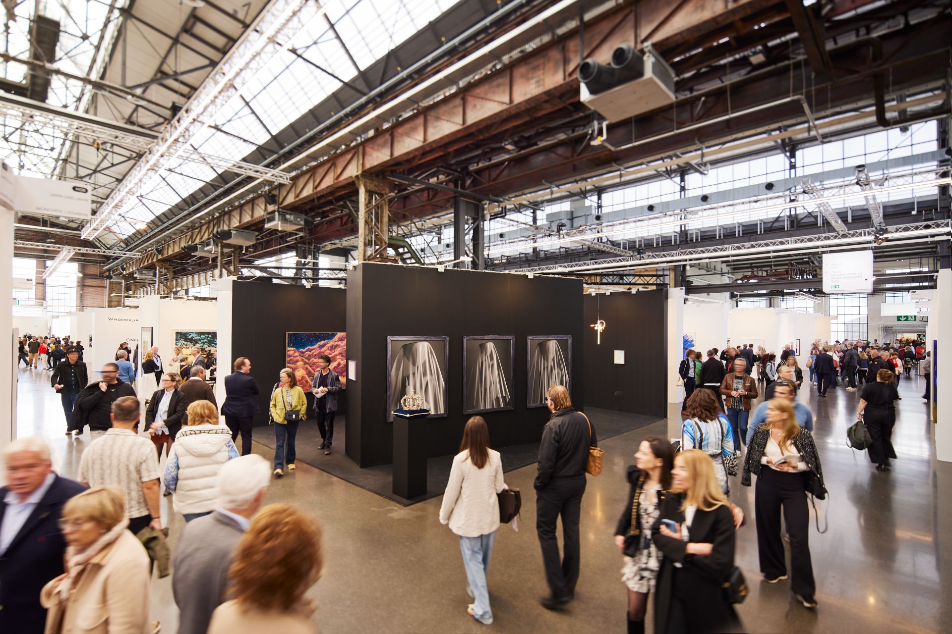 Auf der Kunstmesse Art Düsseldorf können Besuchende Werke aufstrebender wie renommierter Künstler entdecken