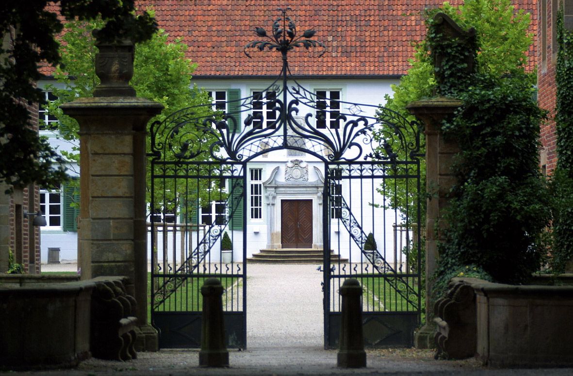 Die Tore vor dem Kloster Bentlage ermöglichen den Zugang zur denkmalgeschützten Anlage im Grünen.