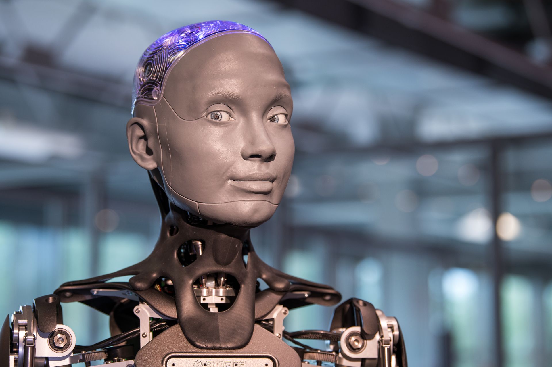 Ameca ist ein humanoider Roboter, der durch seine Mimik, Gestik und komplexe Kommunikation überzeugt