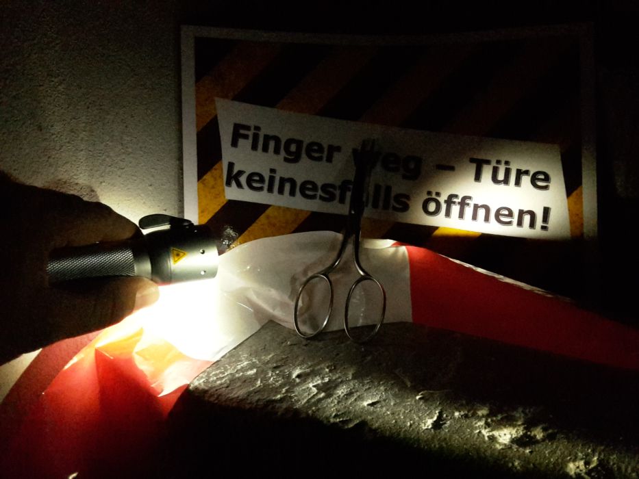 Bei der familiären Abendführung kann es auch mal richtig dunkel werden. Eine Taschenlampe bietet Orientierung