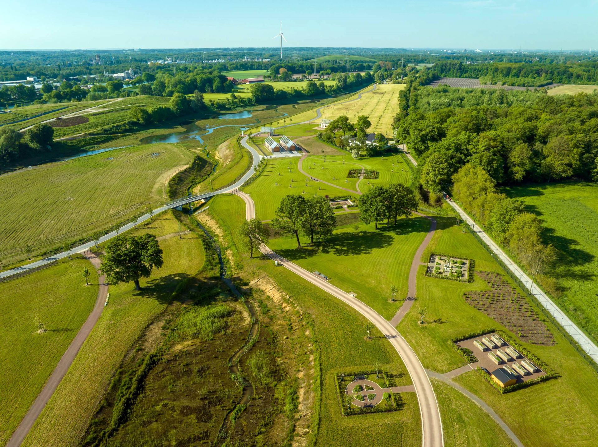 An der Stadtgrenze zwischen Castrop-Rauxel und Recklinghausen hat die Emschergenossenschaft mit den Kommunen das Projekt „Emscherland“ umgesetzt. Der Park ist ein Zukunftsgarten der IGA 2027
