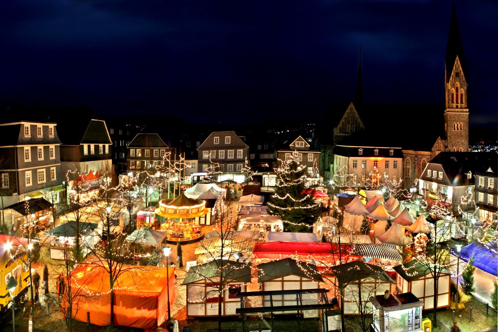 Der festlich beleuchteter Weihnachtsmarkt in Olpe verzaubert die Stadt in Weihnachtsstimmung besonders bei Nacht.