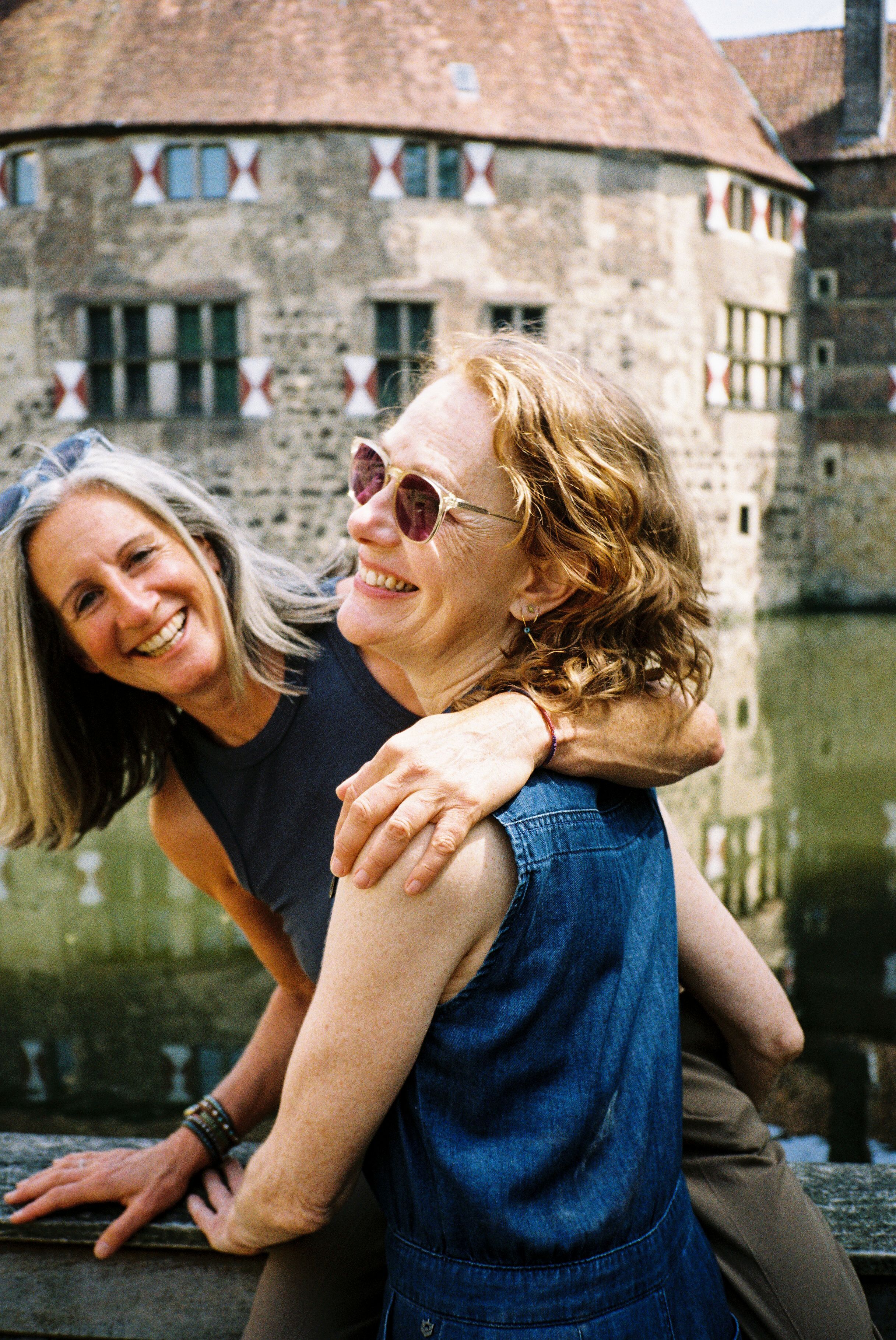 Molle & Korn, Henri Schade, Zwei Frauen am Wasser bei Burg Vischering im Münsterland.