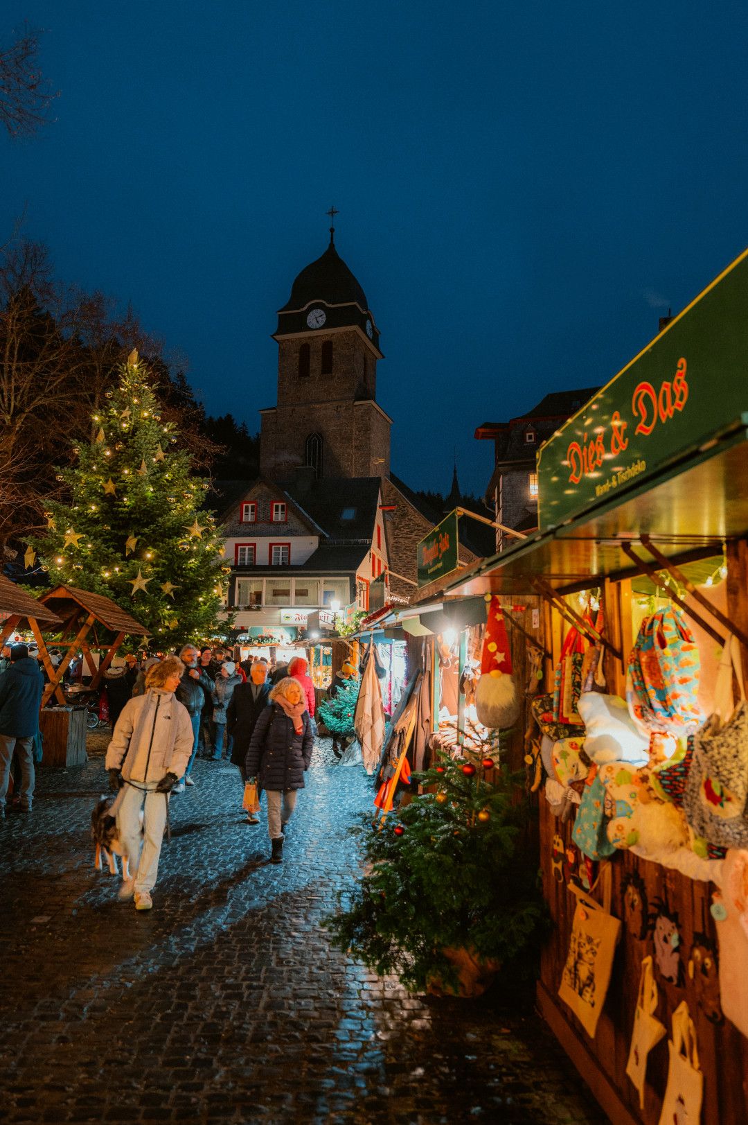 Monschau Weihnachtsmarkt Besuchende auf Marktplatz