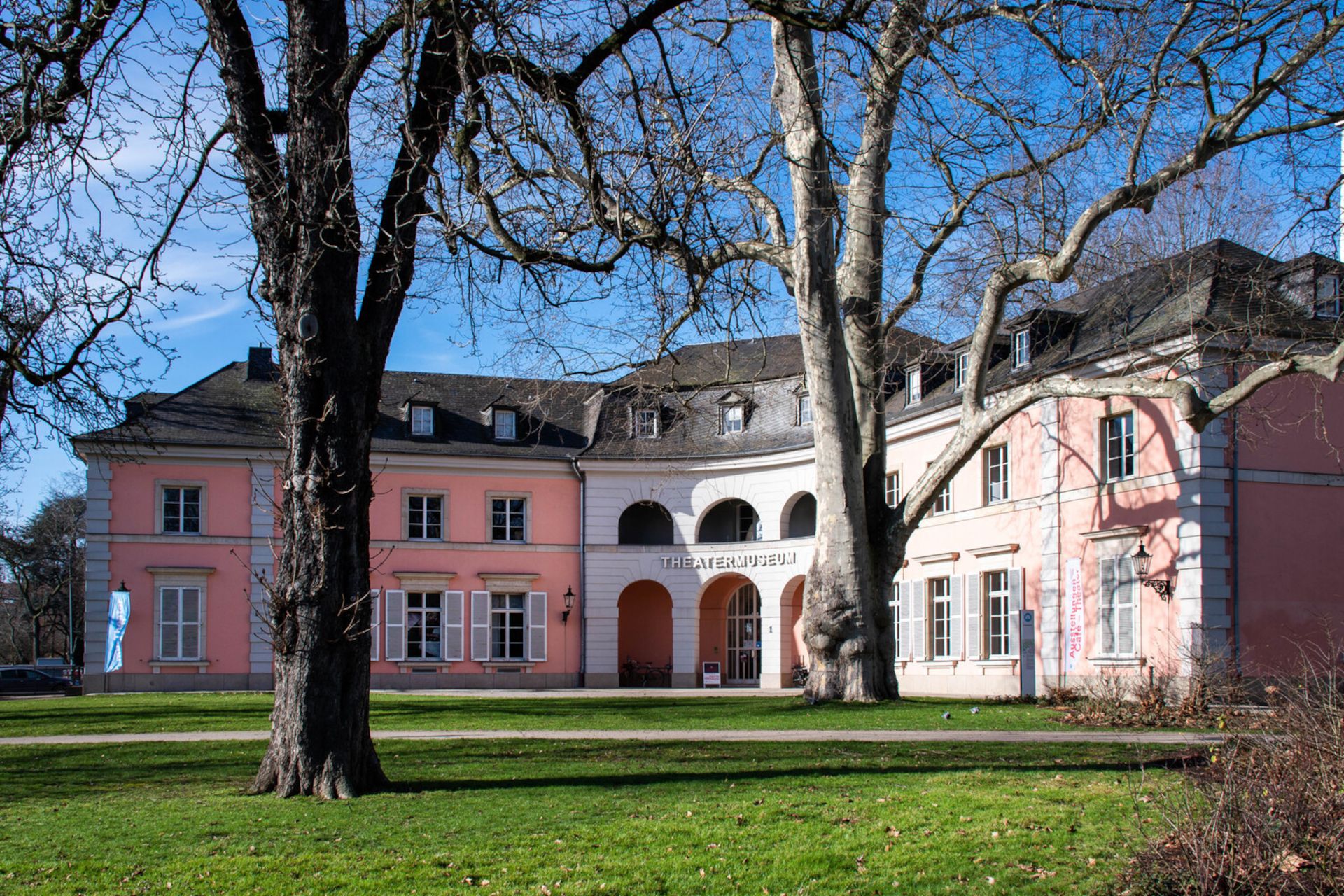 Während das historische Hofgartenhaus idyllisch im Grünen liegt, erwacht im Inneren die wilde, laute und kompromisslose Geschichte des Punk zum Leben