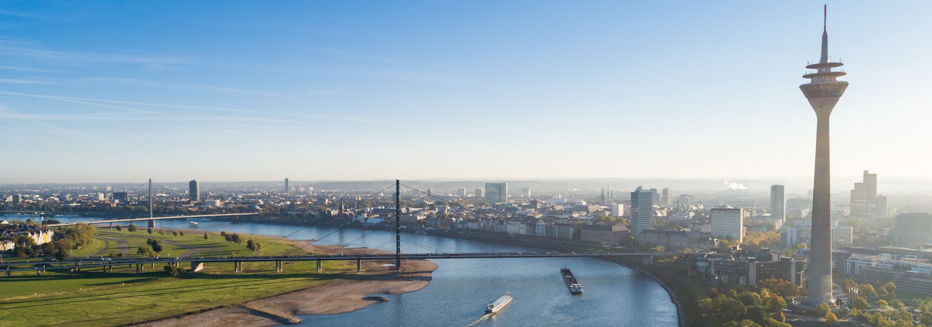 Düsseldorf ist eine Perle am Rhein.  Das Ufer, der Medienhafen und der Rheinturm sind wunderbar anzuschauen