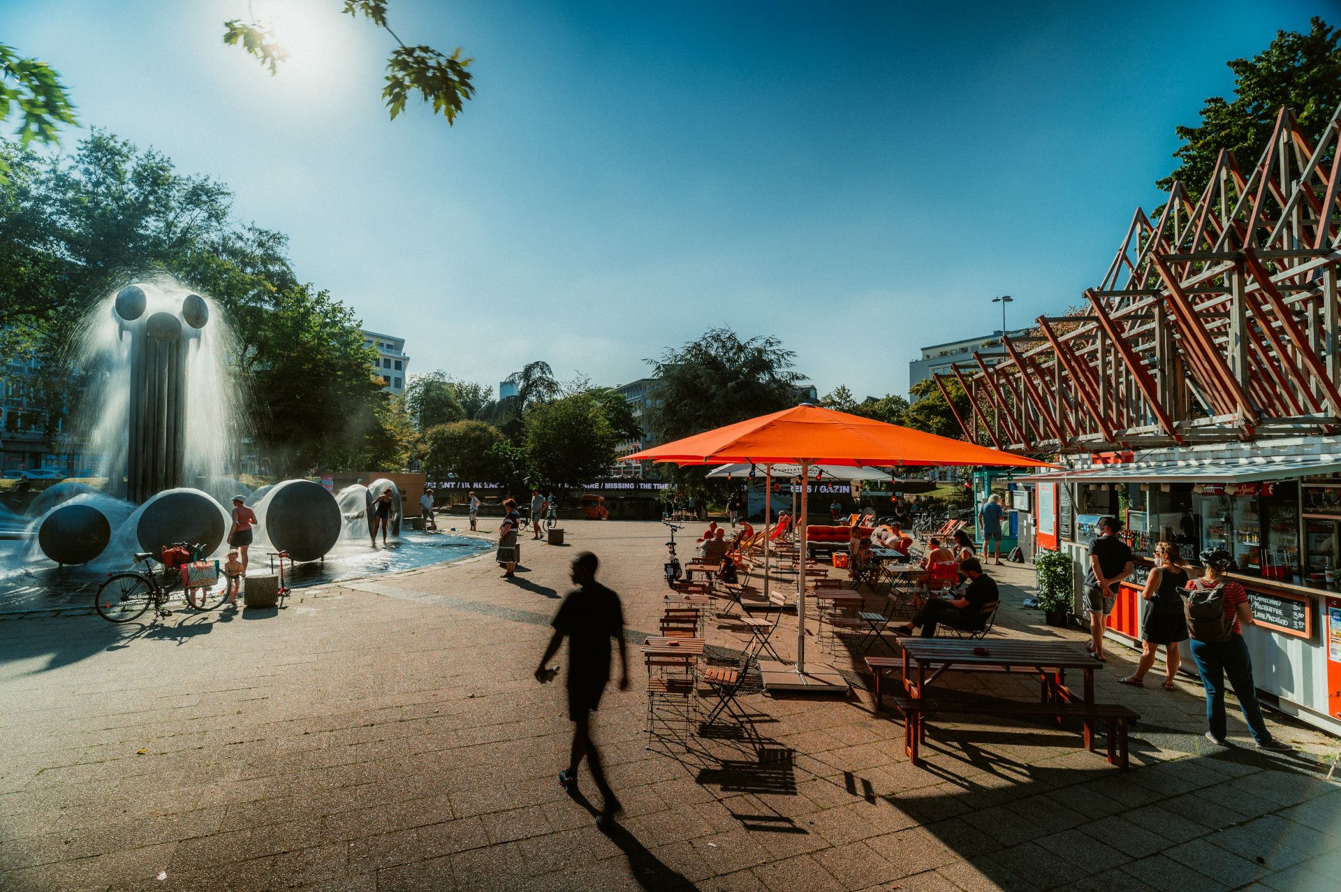 Der Kölner Ebertplatz mit Brunnen und Sitzgelegenheiten