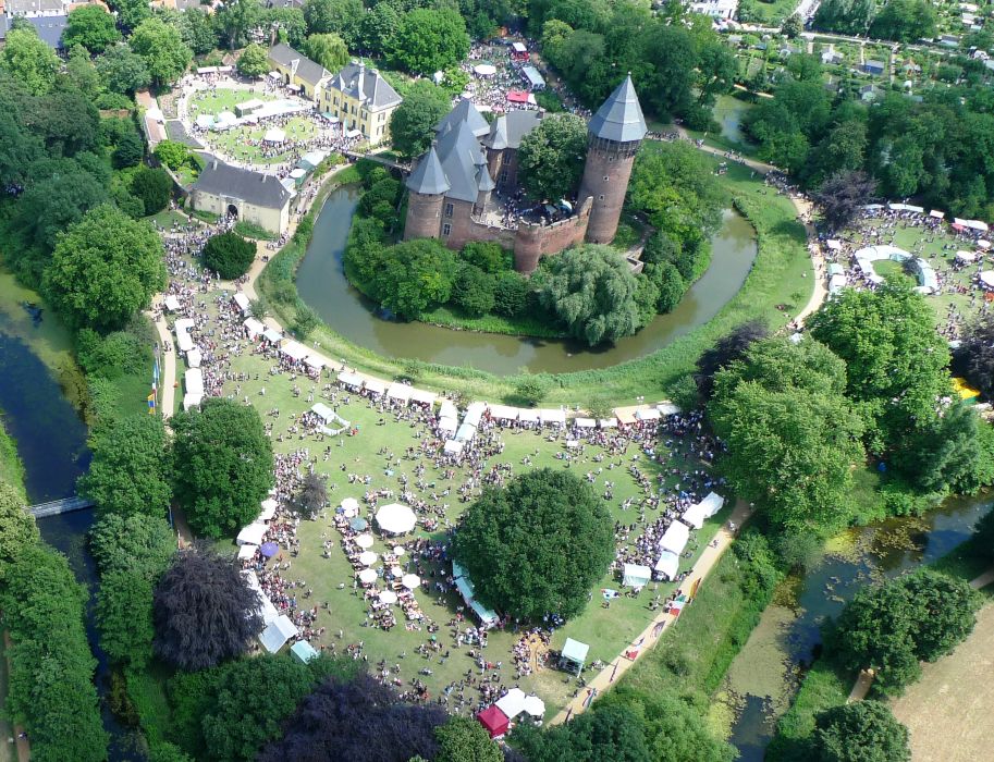 Der Flachsmarkt auf Burg Linn lockt jährlich am Pfingstwochenende tausende Gäste nach Krefeld