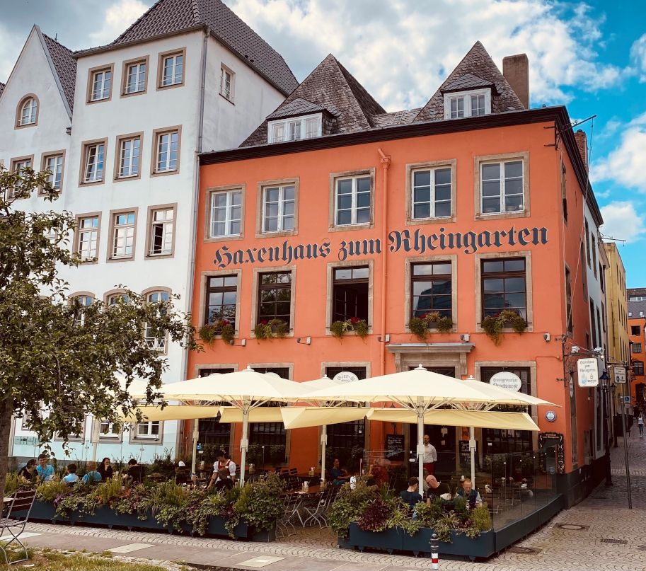 Das Haxenhaus ist ein Anziehungspunkt in der Kölner Innenstadt. Auch ein Biergarten gehört zum Traditionsbetrieb