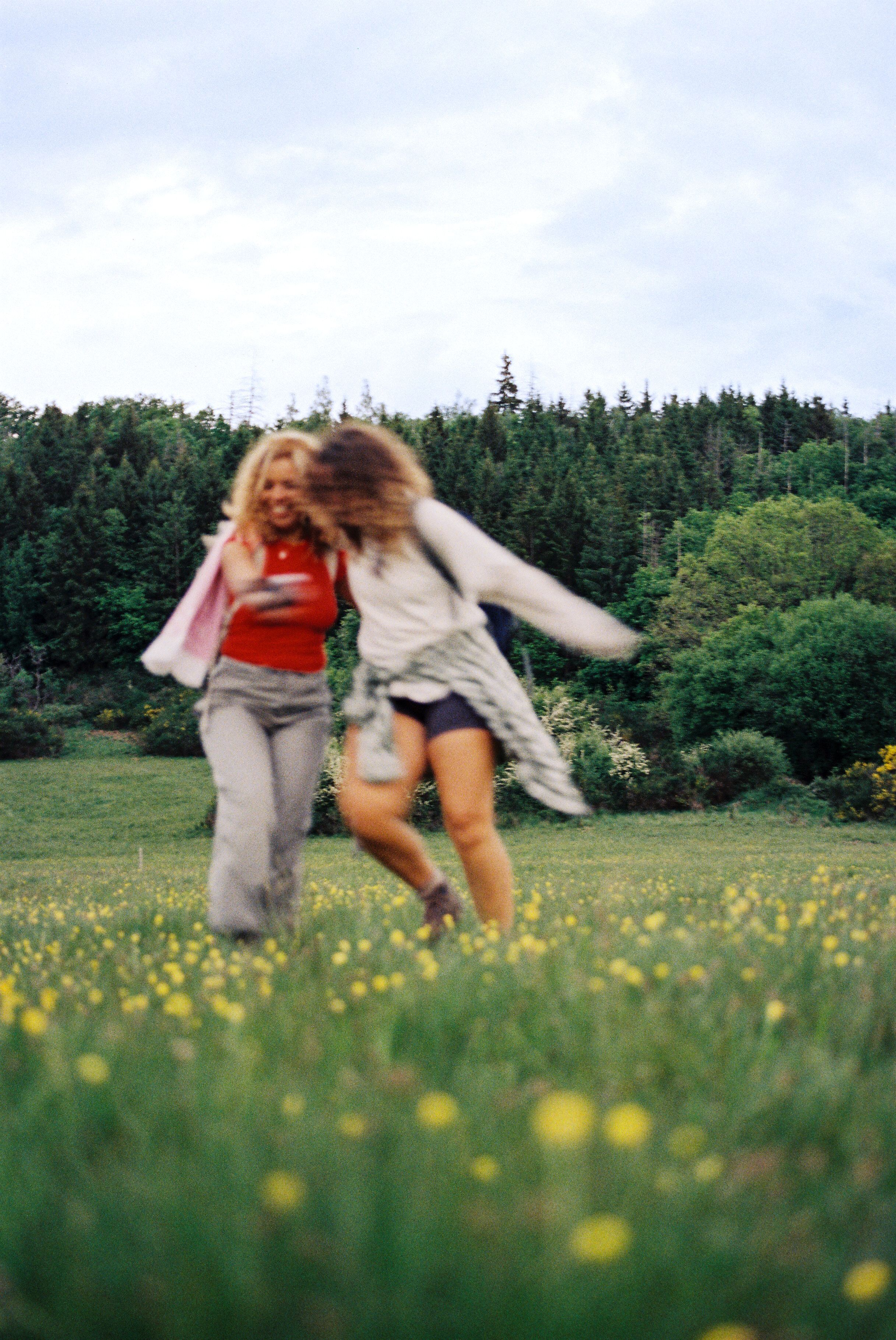 Zwei Frauen auf Wiese mit Blumen am Kalvarienberg in der Eifel. 