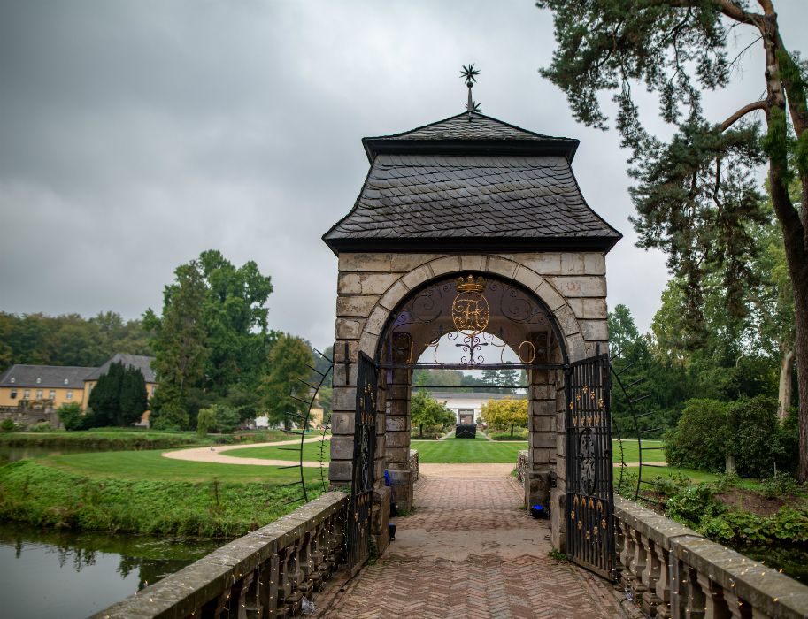 Die Barockbrücke mit Torbogen befindet sich im Park von Schloss Dyck.