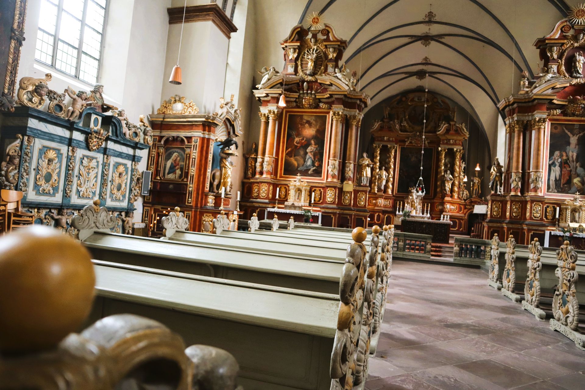 1.200 Jahre reicht die bewegte Geschichte der romantisch gelegenen, ehemaligen Klosteranlage Corvey zurück. Die barocke Klosterkirche ist ein Anlaufpunkt von vielen