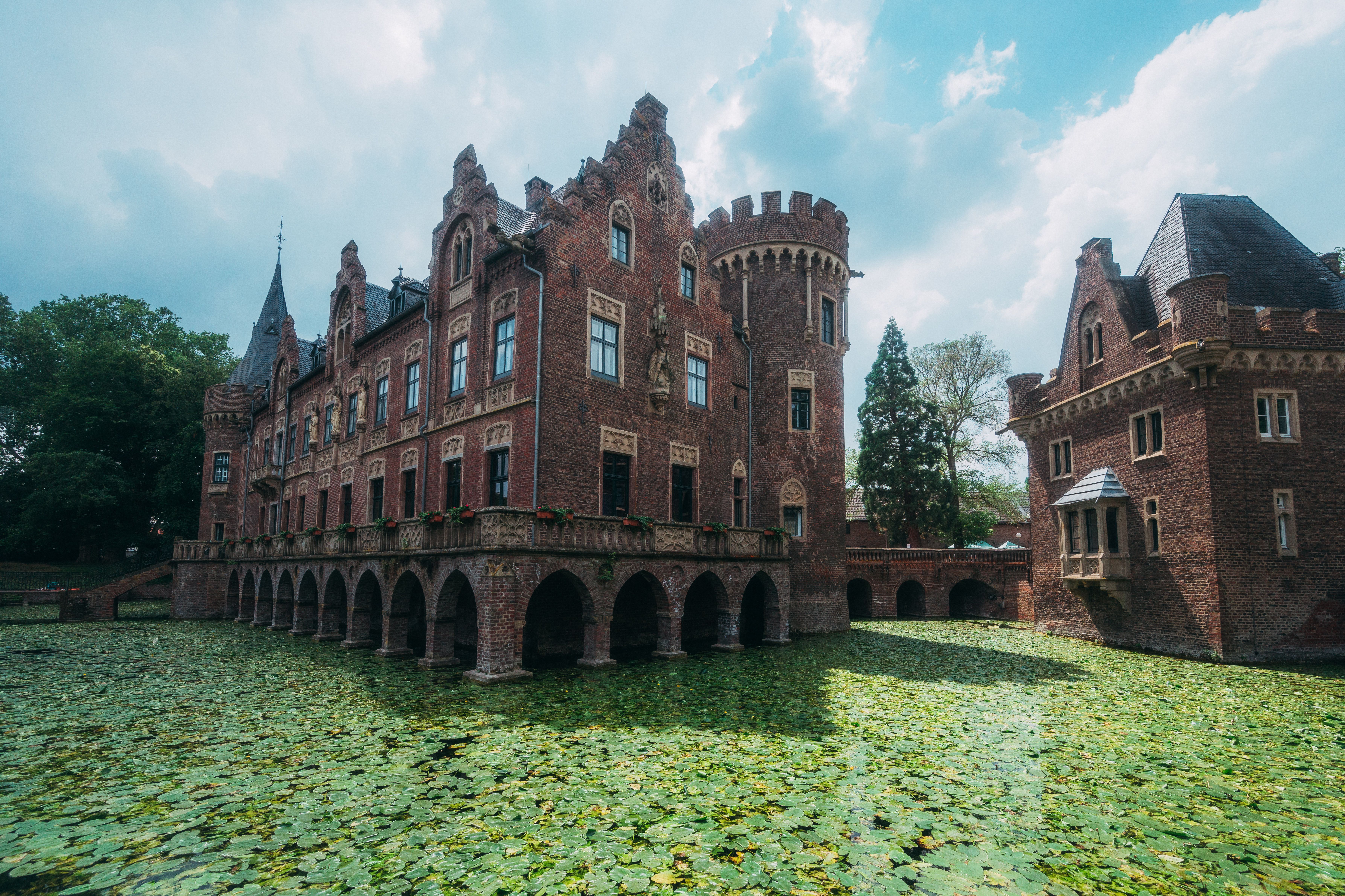 Schloss Paffendorf im Rhein-Erft-Kreis wirkt, als wäre es gerade einem Märchen entsprungen