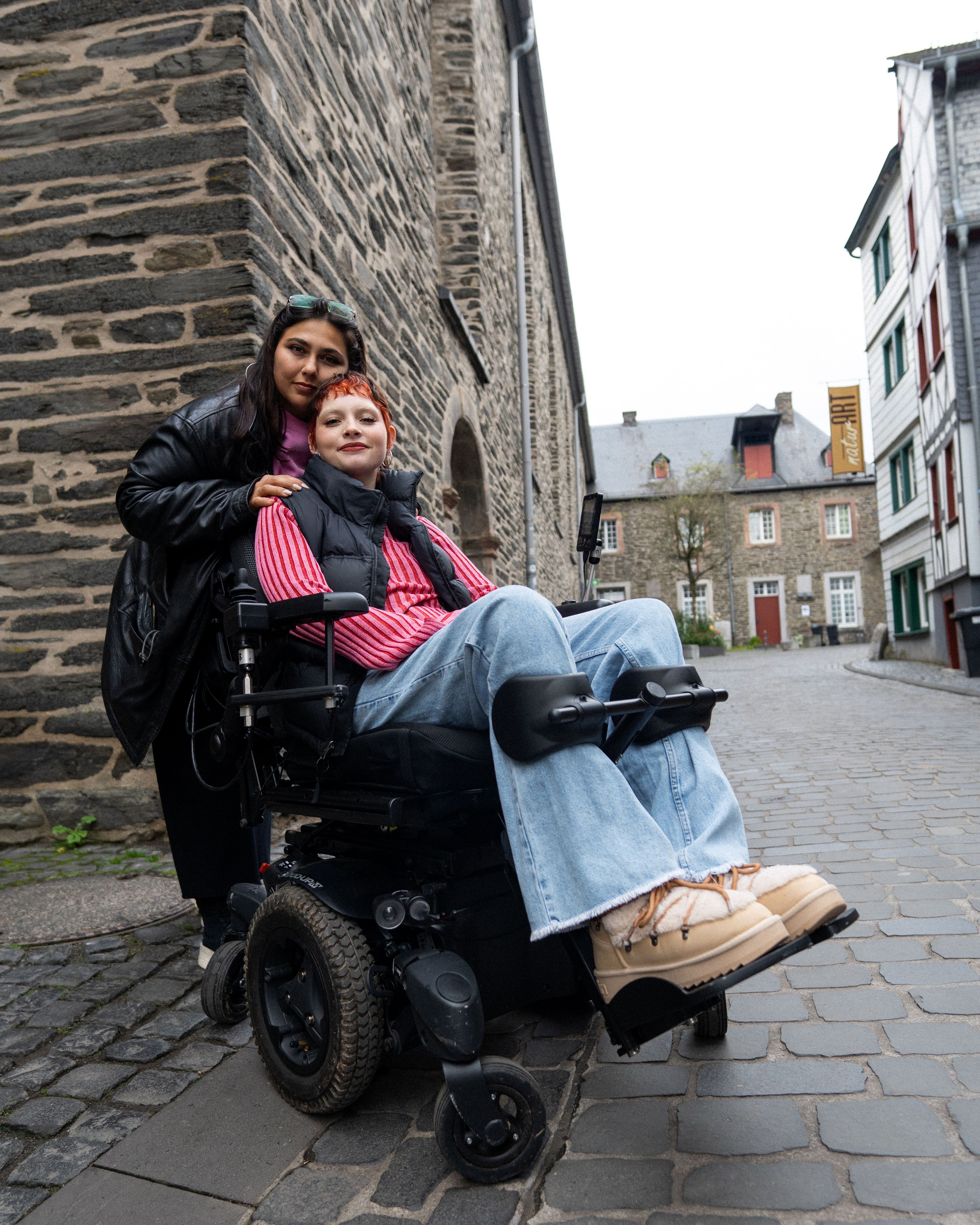 Zwei Freundinnen genießen ihren Tag in Monschau