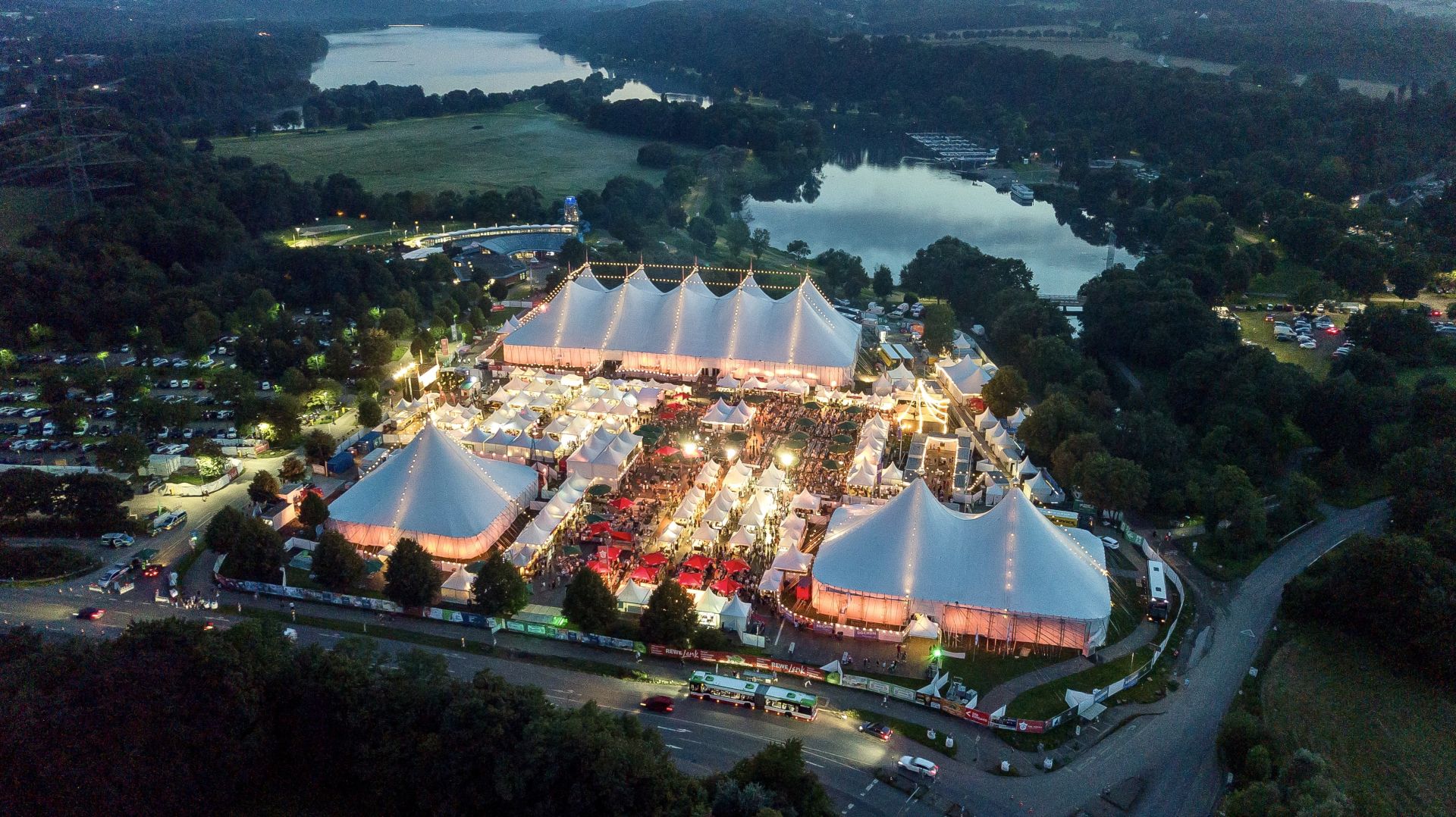 Funkelnde Lichter sorgen am Abend für ein stimmungsvolles Flair auf dem Zeltfestival Ruhr