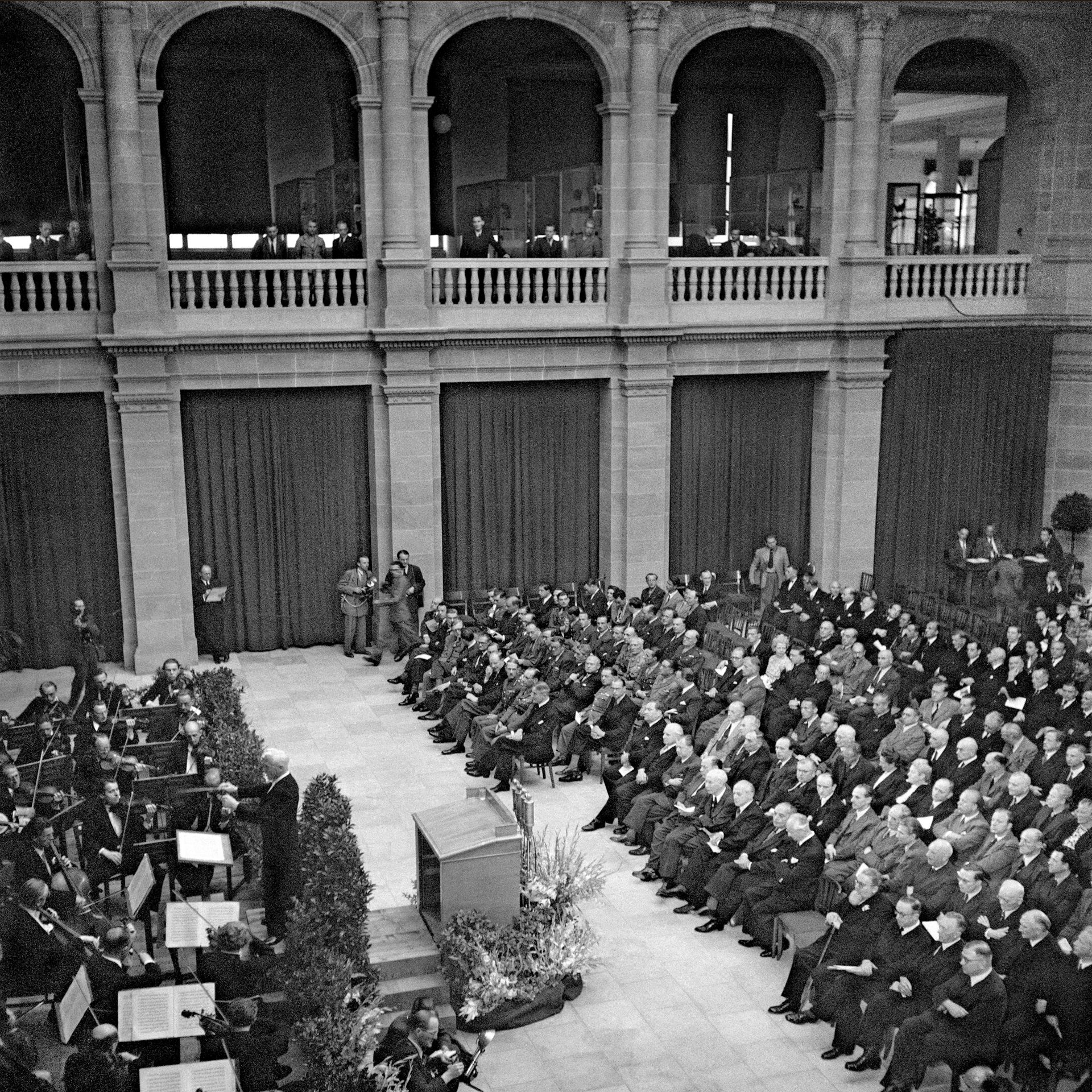 Blick in den Lichthof des Museums Alexander Koenig und das Städtische Orchester Bonn. Zur Eröffnung der Beratungen des Parlamentarischen Rates findet dort am 1. September 1948 ein Festakt statt, Foto: Erna Wagner-Hehmke