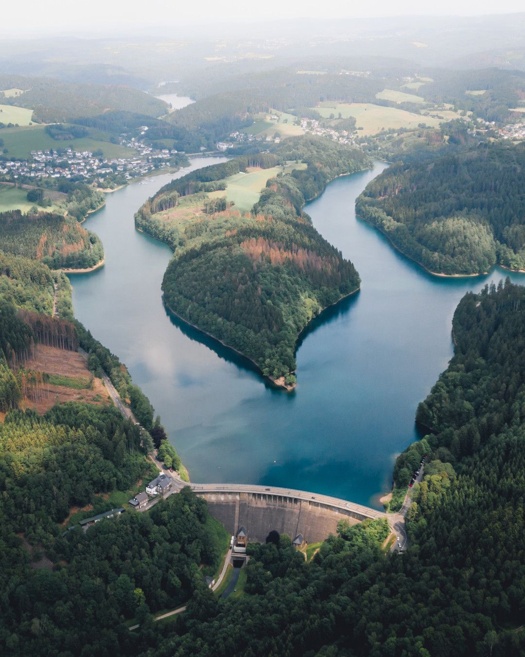 Luftaufnahme der Aggertalsperre mit umliegenden Wäldern und Wasserwegen.