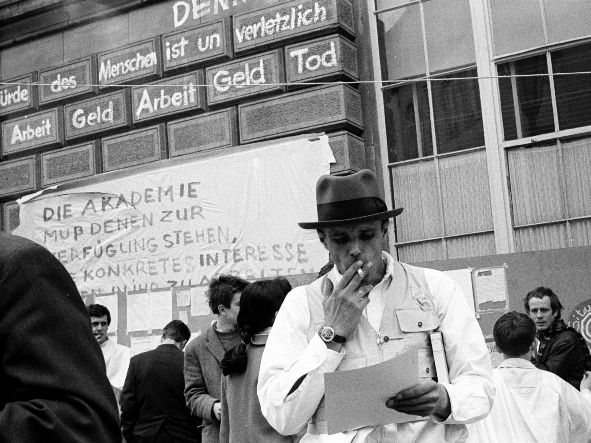 Katharina Sieverding, Eigenbewegung, 1967–1969, Digitale Bildprojektion (233 Bilder), Joseph Beuys vor der Akademie
