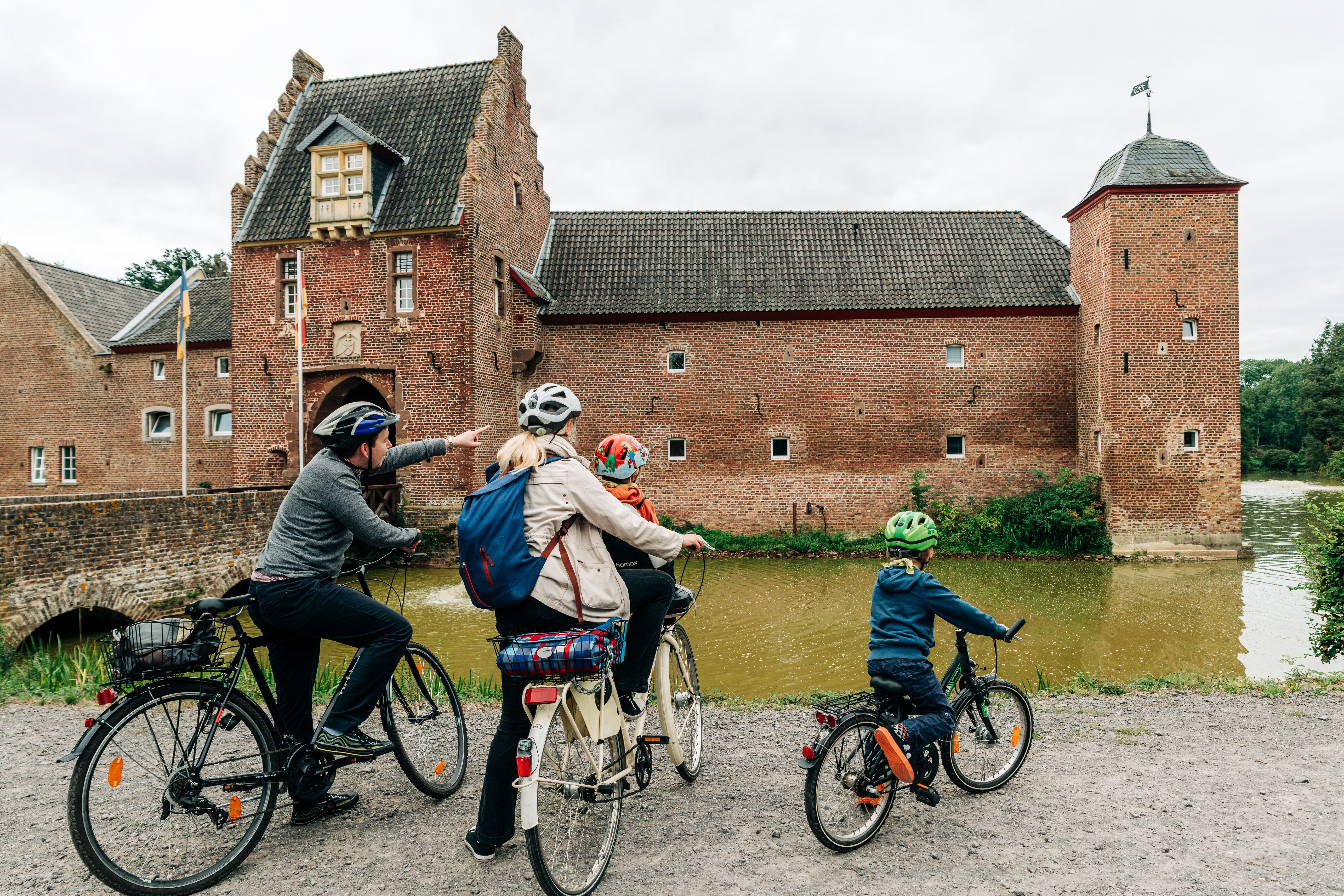 Die Vorburg der Burg Heimerzheim fällt Reisenden als roter Backsteinbau auf