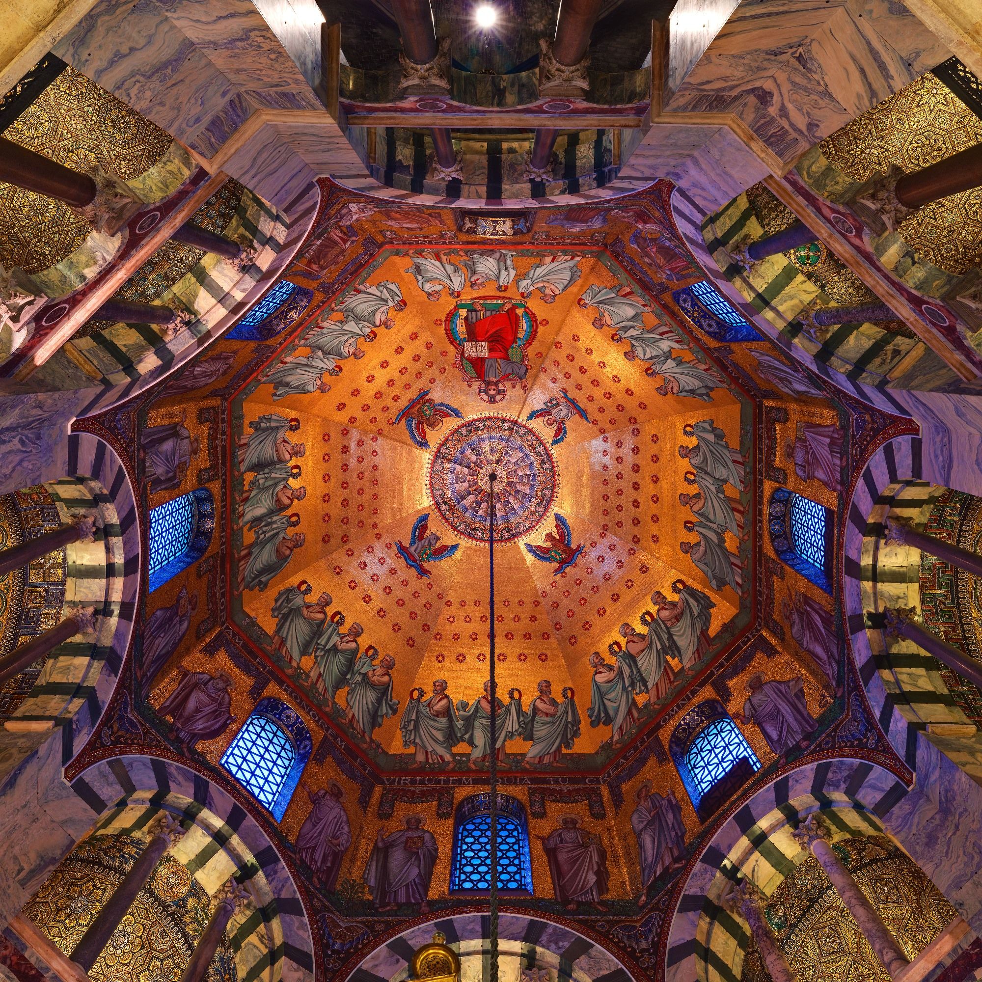 Decke des Oktogons im Aachener Dom mit Mosaiken 