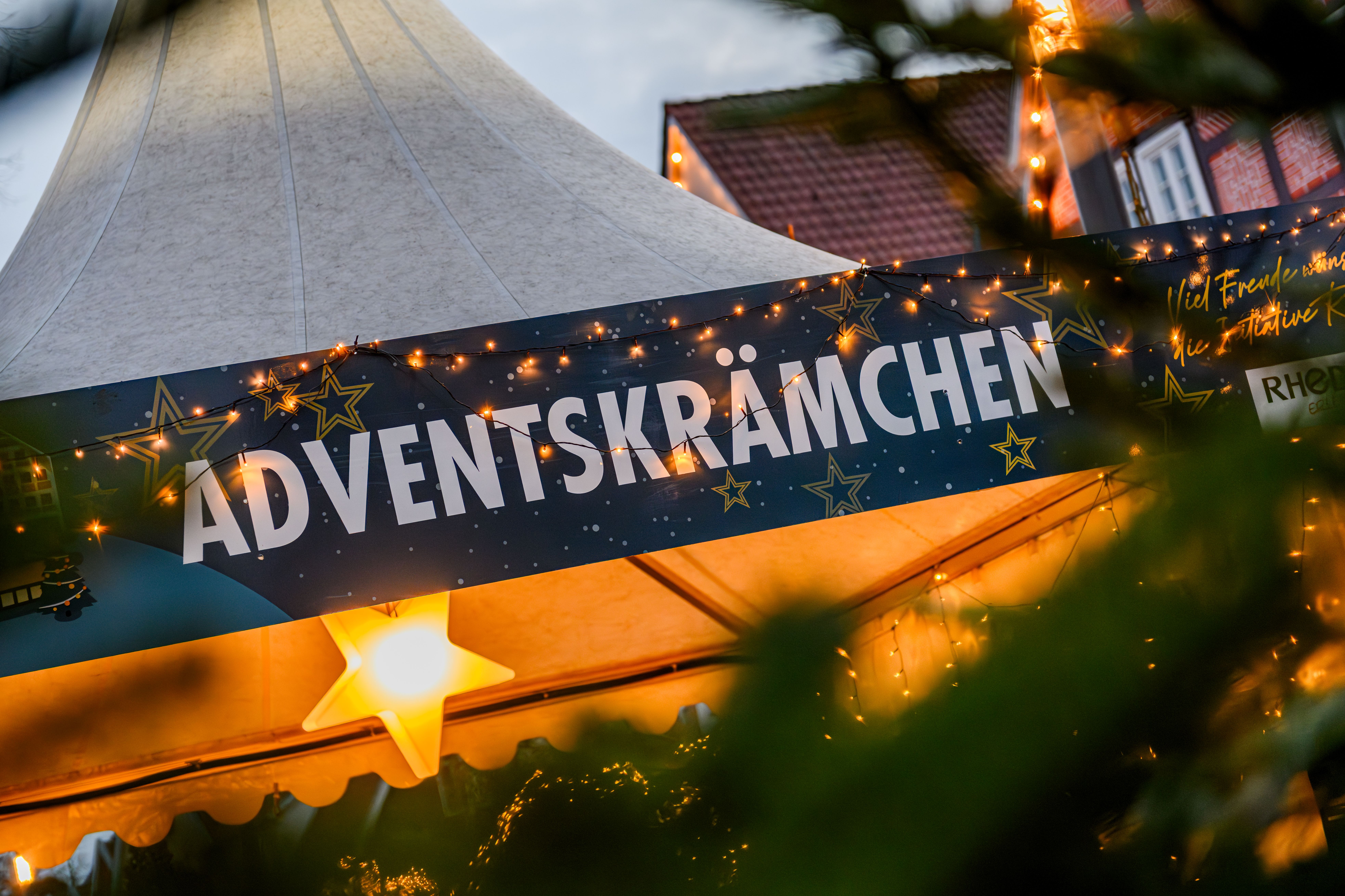 Pavillon mit Banner Adventskrämchen in Rheda.