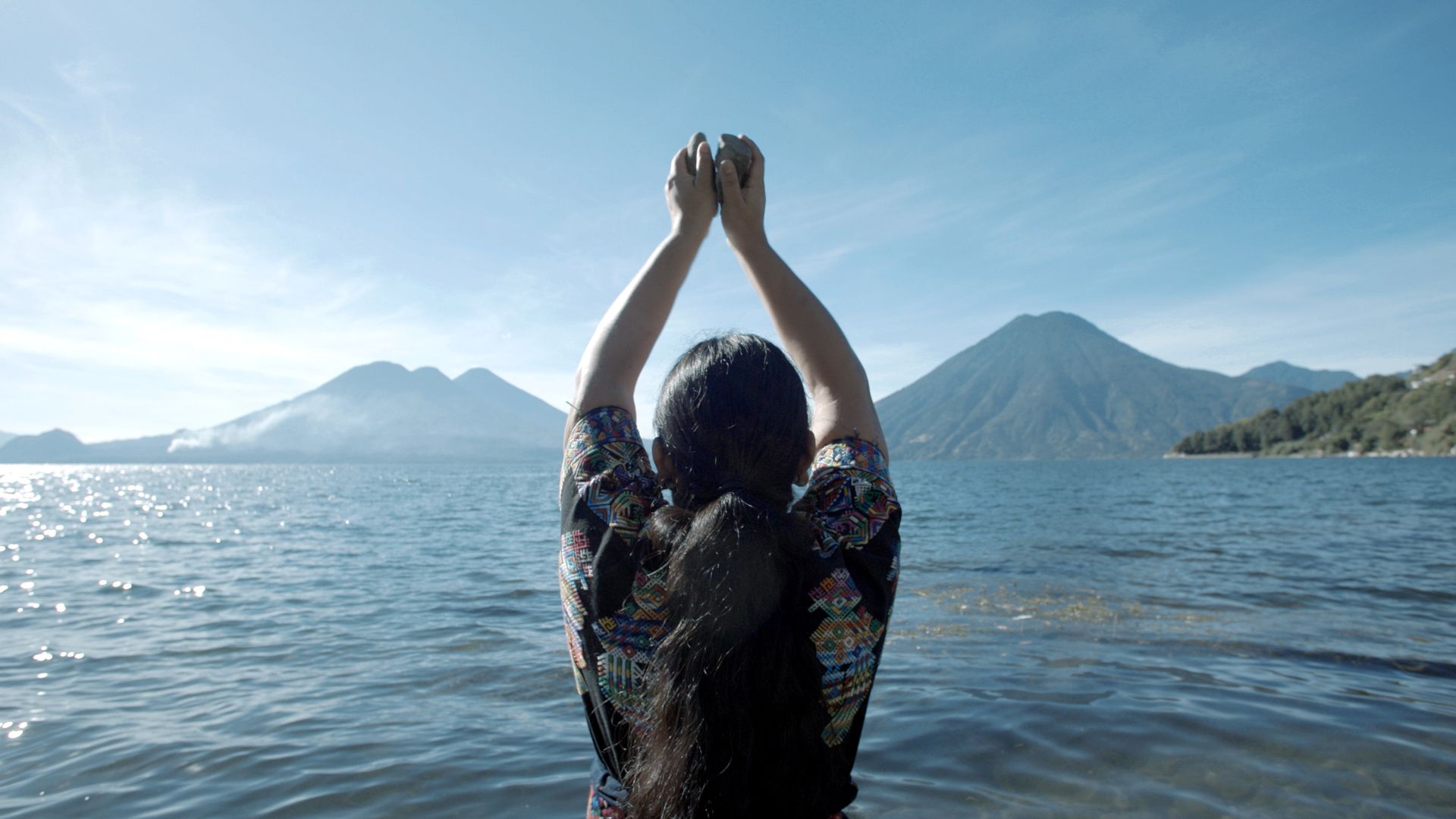 Das Filmstill aus Clarissa Tossins "Bevor die Vulkane singen" zeigt die rituelle Verbindung zwischen indigener Identität und Natur am Atitlán-See in Guatemala