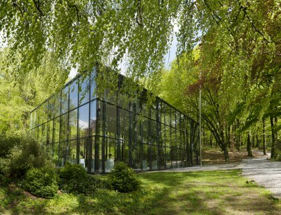 Einer der Pavillons für Wechselausstellungen internationaler Künstler im Skulpturenpark Waldfrieden in Wuppertal, © Süleyman Kayaalp / Cragg Foundation
