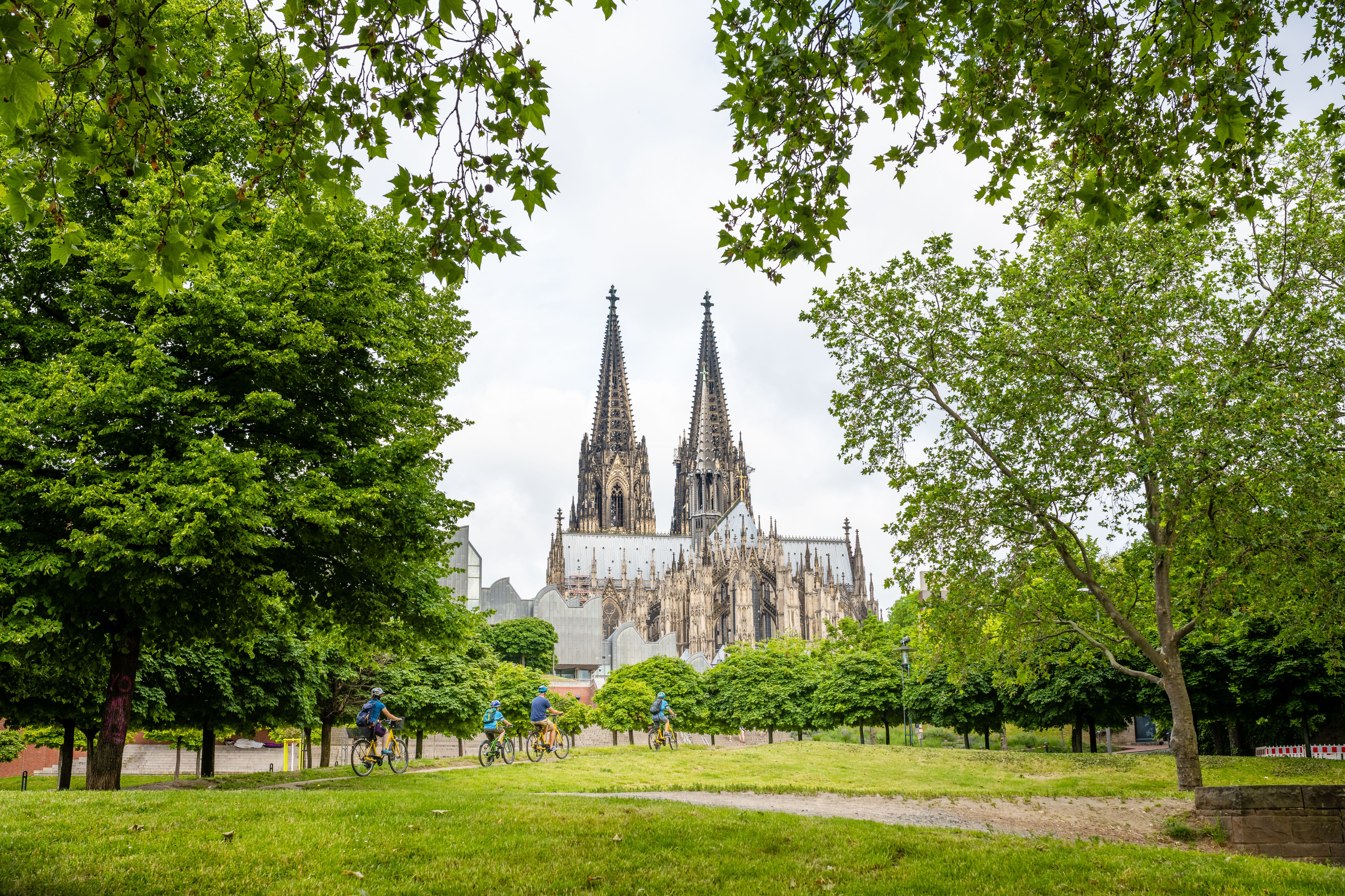 Blick auf das Museum Ludwig und den Kölner Dom.