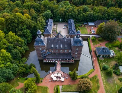 Das Essener Hotel und Restaurant Schloss Hugenpoet aus der Luft betrachtet., © Tourismus NRW 