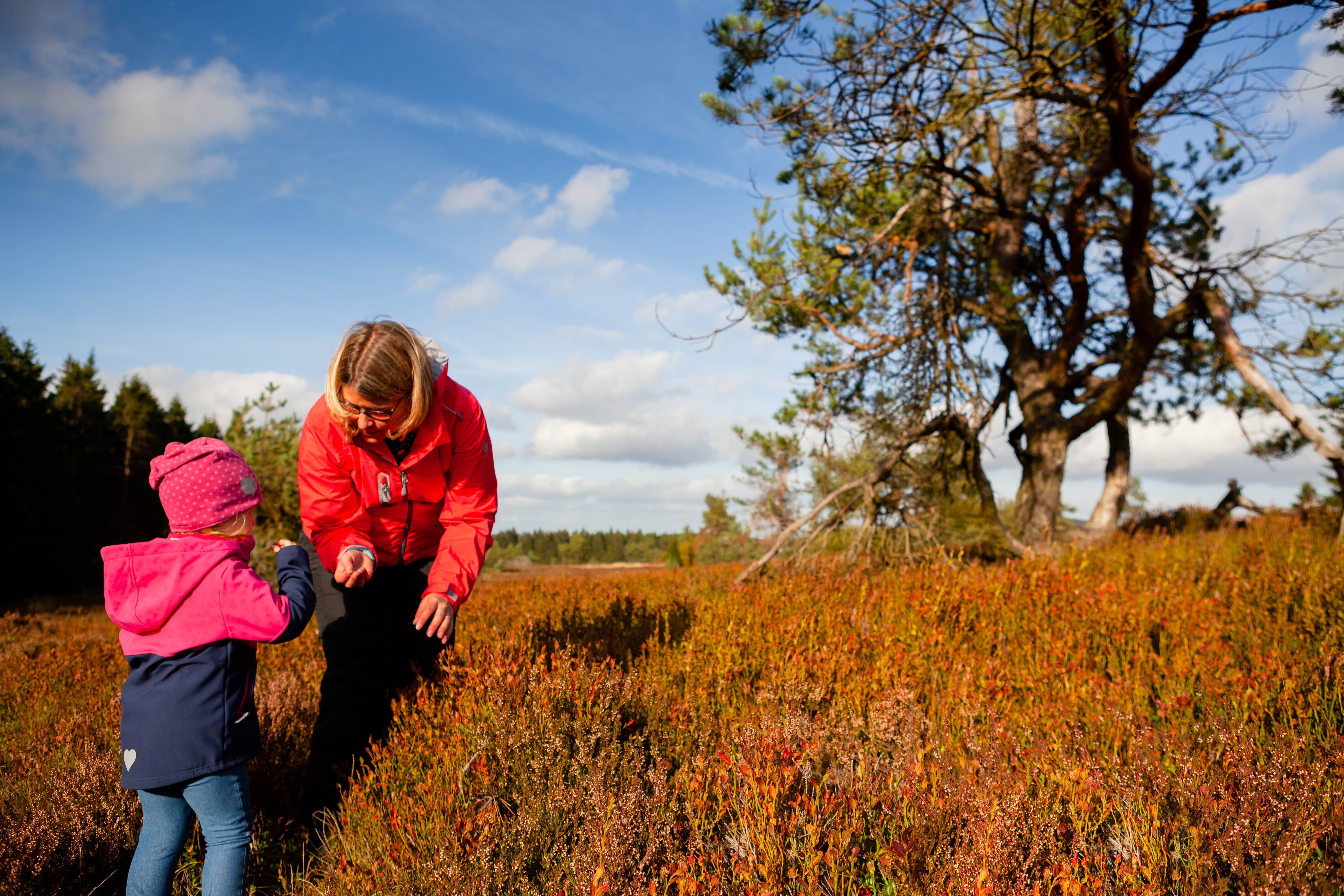 Frau mit Kind in der Hochheide