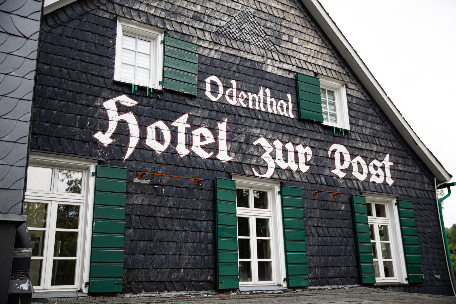 Außenansicht des Hotel "Zur Post" im Bergischen Land