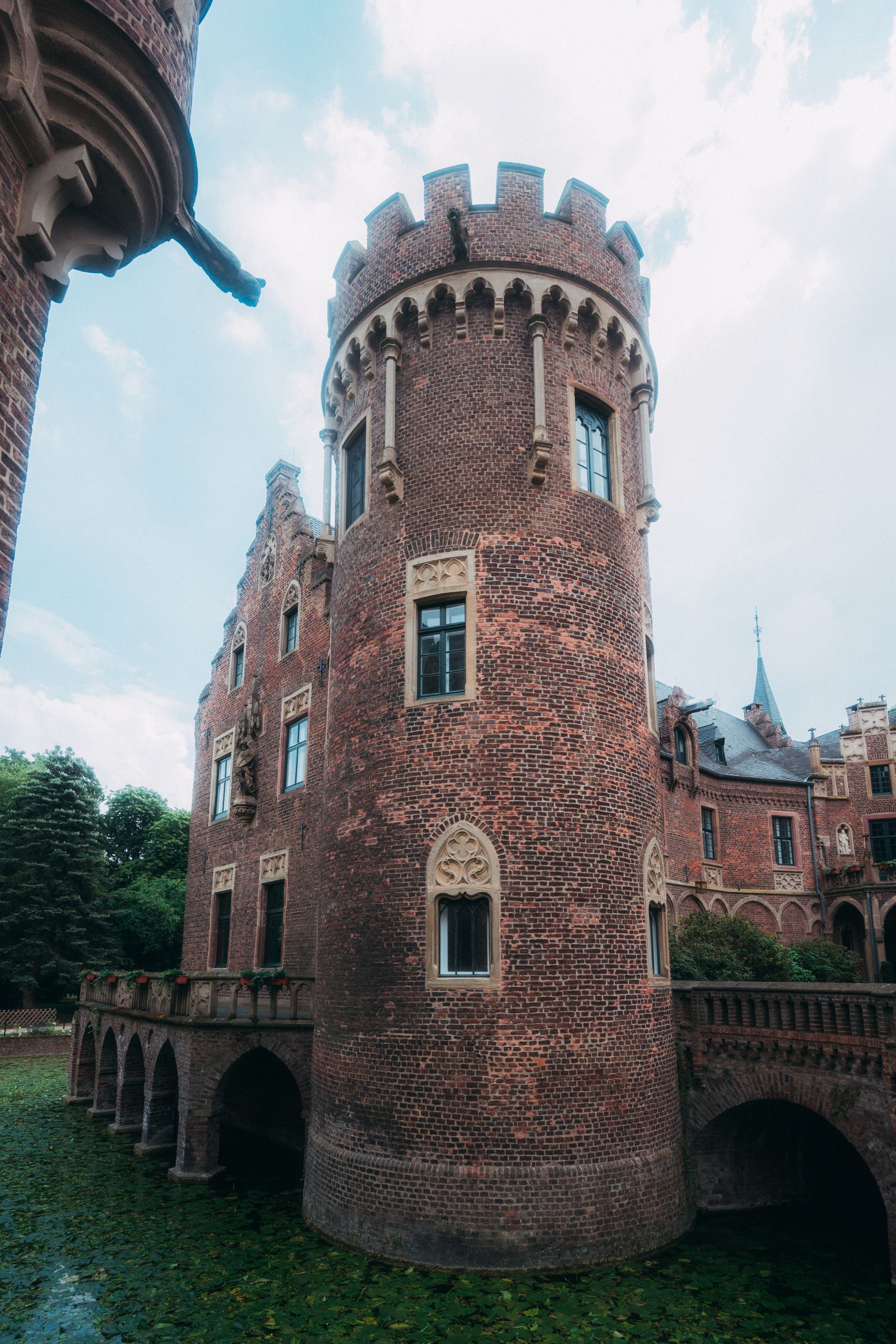 Neugotische Elemente wie Stützen, Brüstungen, vorragende Zinnenkränze und skulpturalen Schmuck zieren Schloss Paffendorf