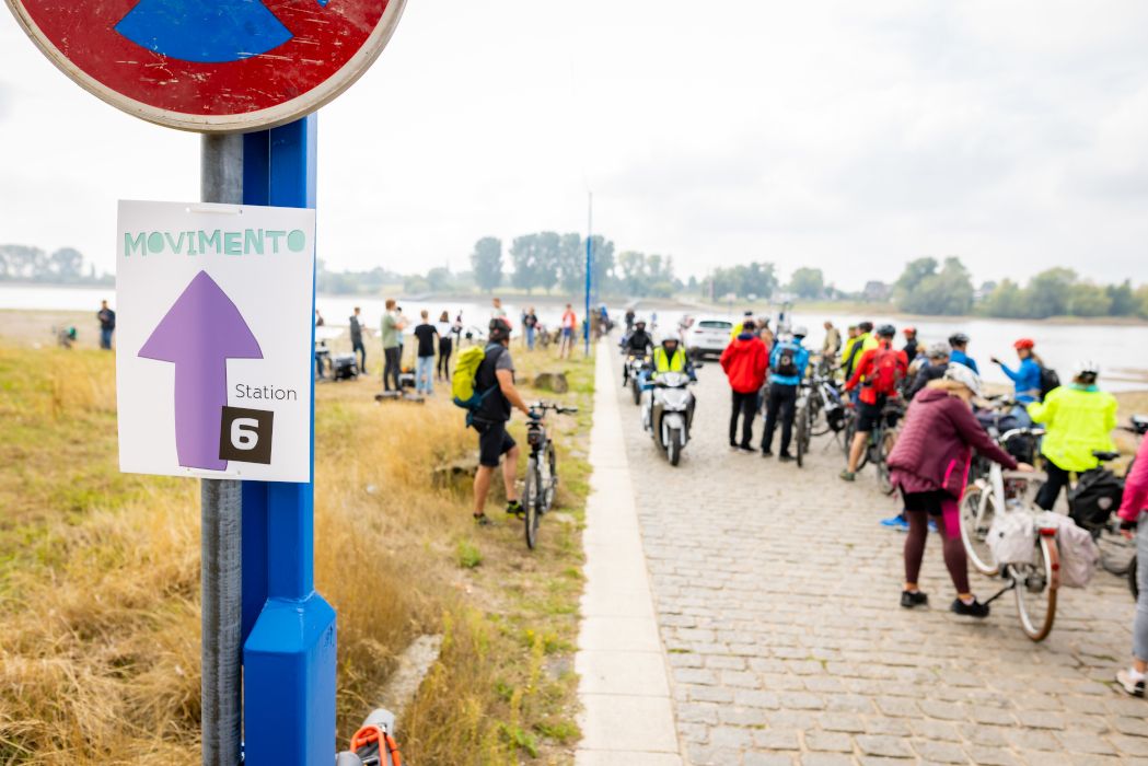 Hinweisschilder zeigen den Weg zu den Stationen der MOVIMENTO-Radreise an