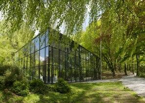 Einer der Pavillons für Wechselausstellungen internationaler Künstler im Skulpturenpark Waldfrieden in Wuppertal, © Süleyman Kayaalp / Cragg Foundation