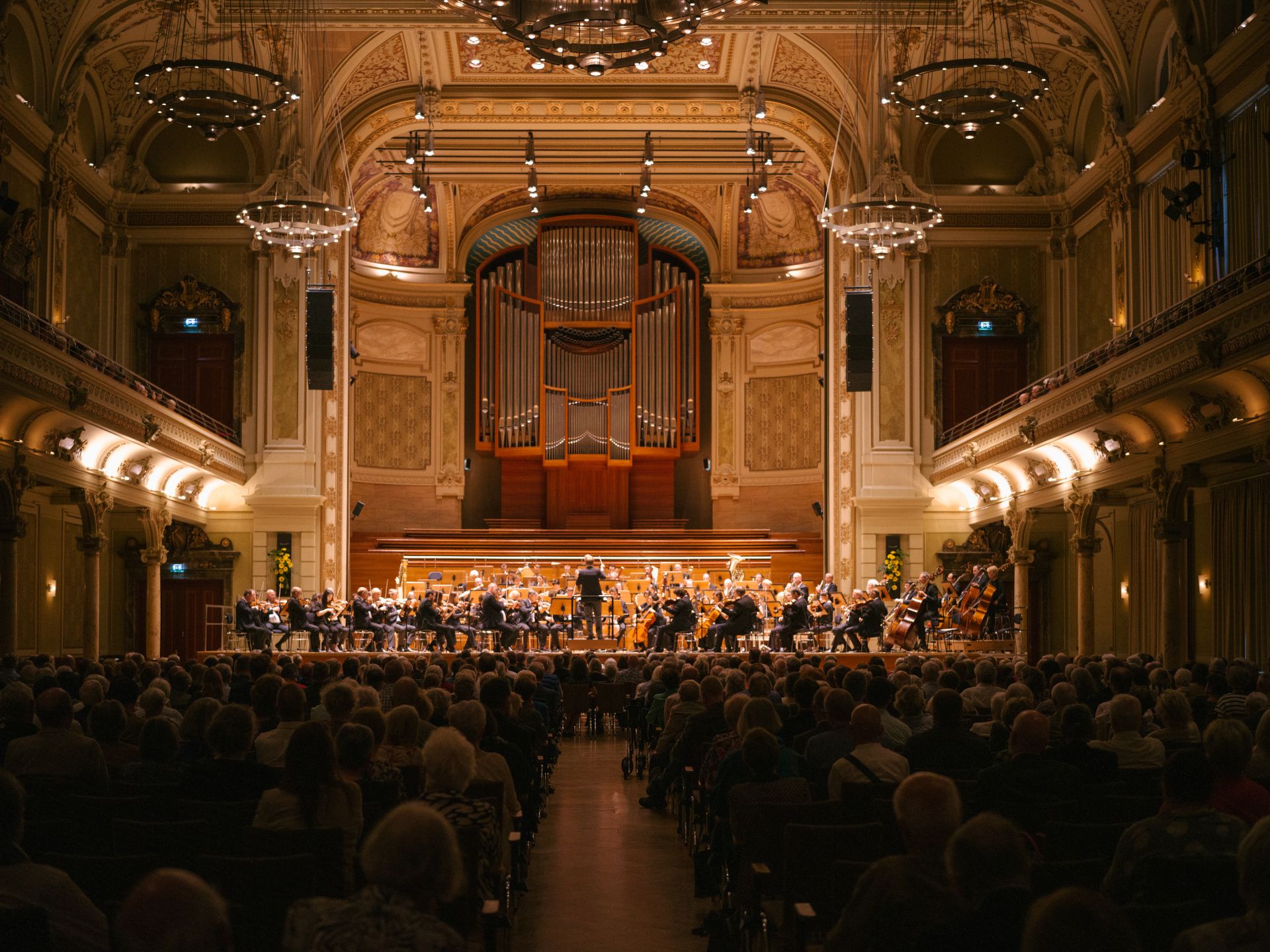 Der große Saal der Historischen Stadthalle in Wuppertal ist bei Konzerten mit Menschen gefüllt