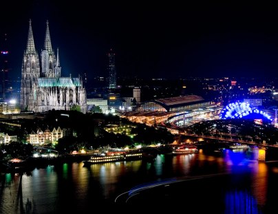 In der Nacht strahlt der Kölner Dom in vollem Glanz, © KölnTourismus / Udo Haake