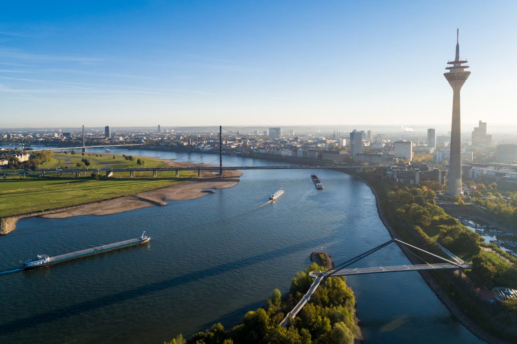 Düsseldorf ist eine Perle am Rhein.  Das Ufer, der Medienhafen und der Rheinturm sind wunderbar anzuschauen