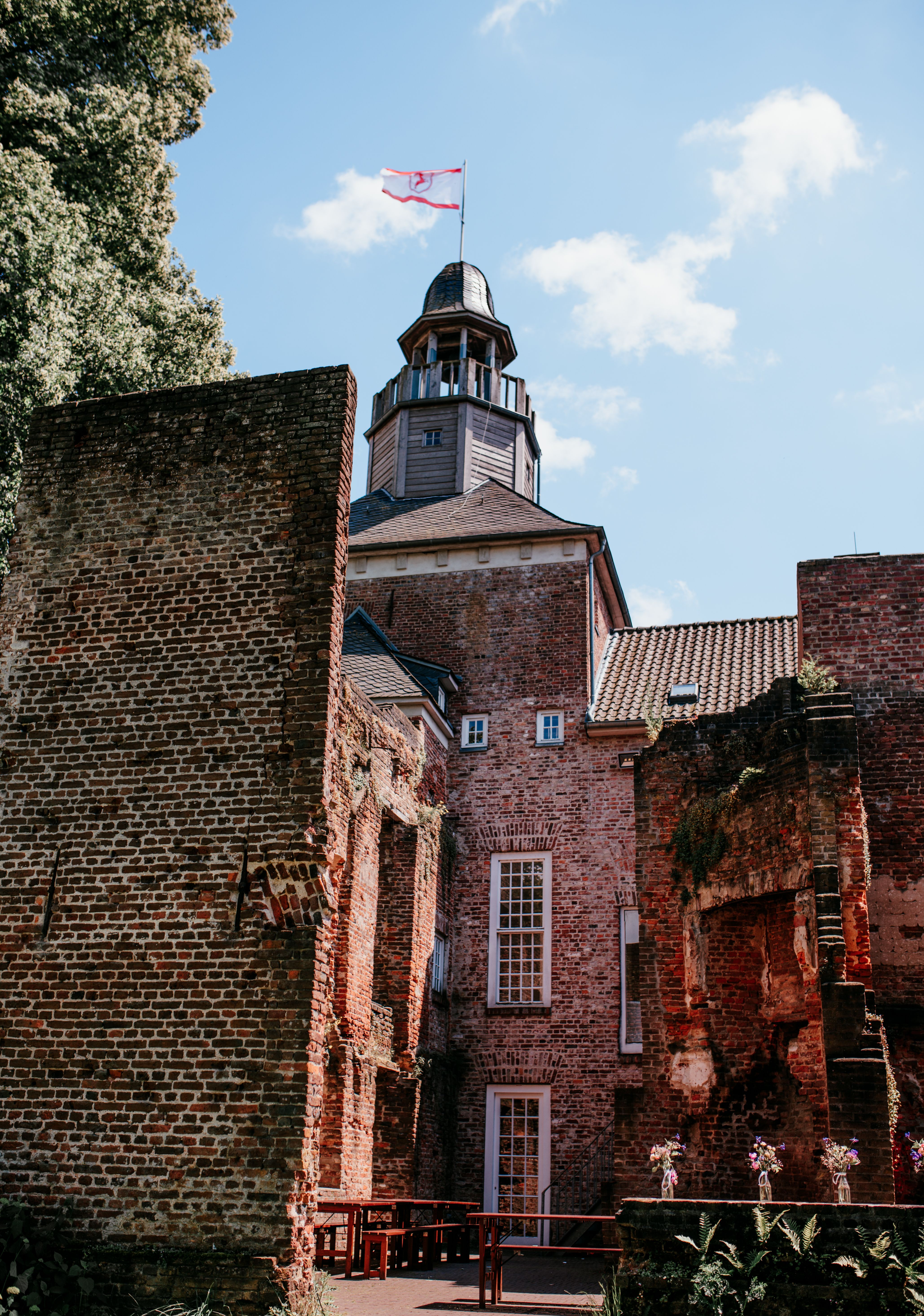Das Gelände des Schlosses Hertefeld umfasst neben der Schlossruine die Rentei, das Wächterhaus, den Hertefeldhof und das schlosseigene Tiergehege 
