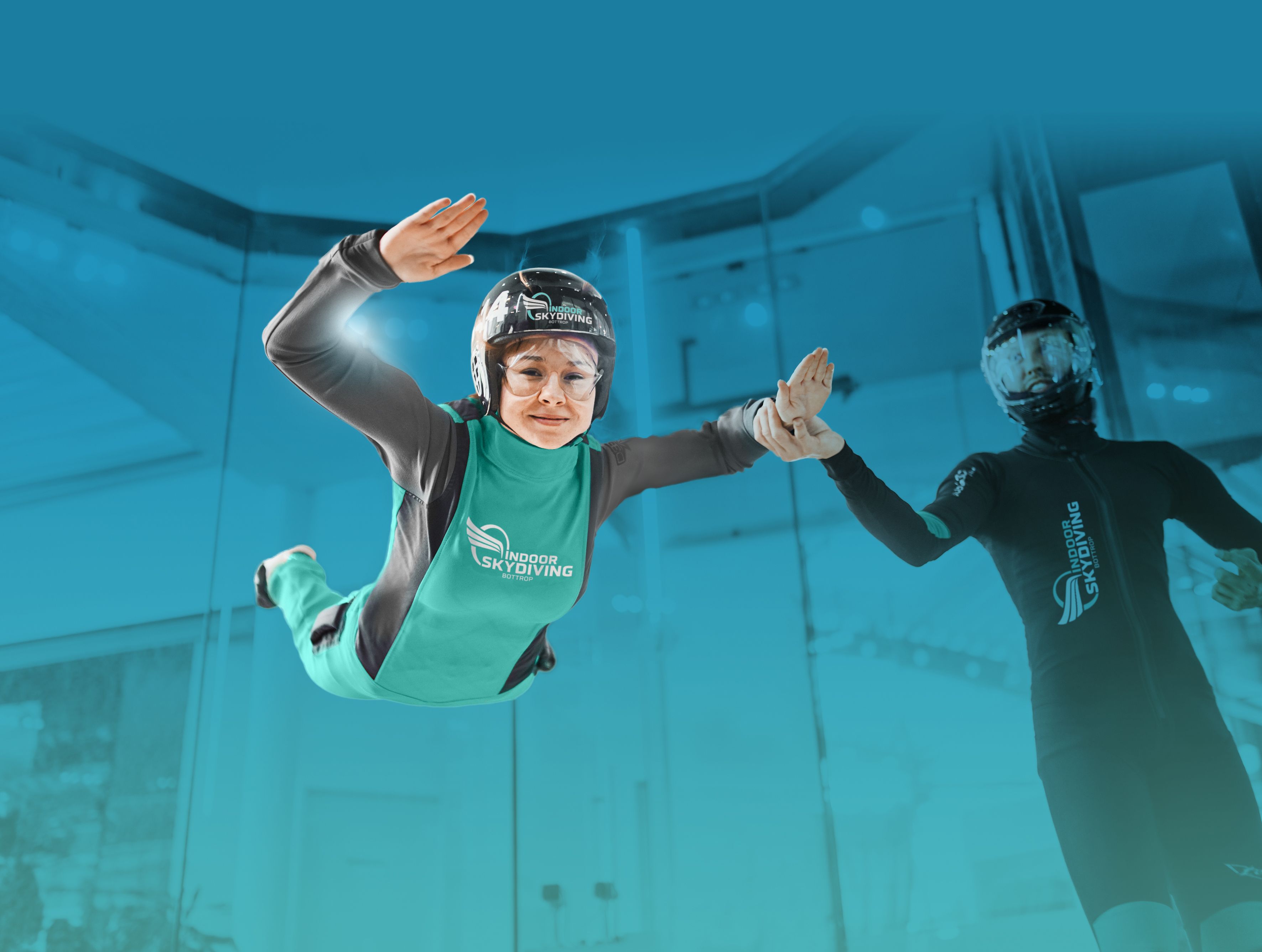 Indoor Skydiving, Bottrop, Fliegerin mit Instructor