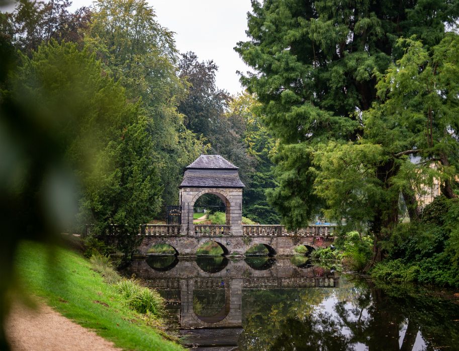 Die Barockbrücke im Park von Schloss Dyck