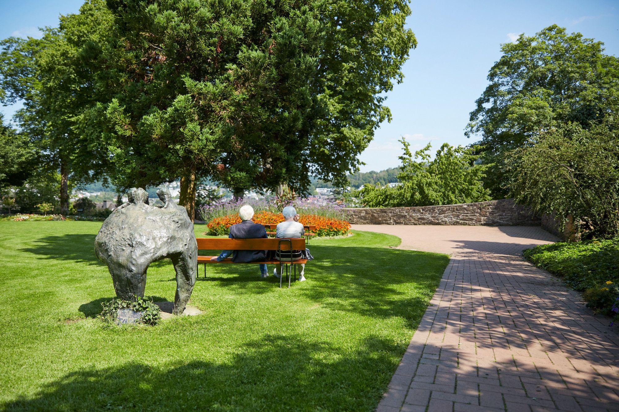 Ein Spazierweg führt durch den Schlosspark am Oberen Schloss in Siegen.