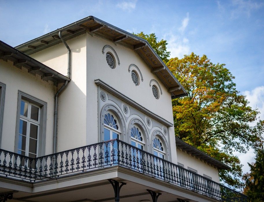 Seit 1997 dient der dreiteilige Gebäudekomplex des Museums Kurhaus Kleve, der aus dem 19. Jahrhundert stammt, als Museum für zeitgenössische Kunst