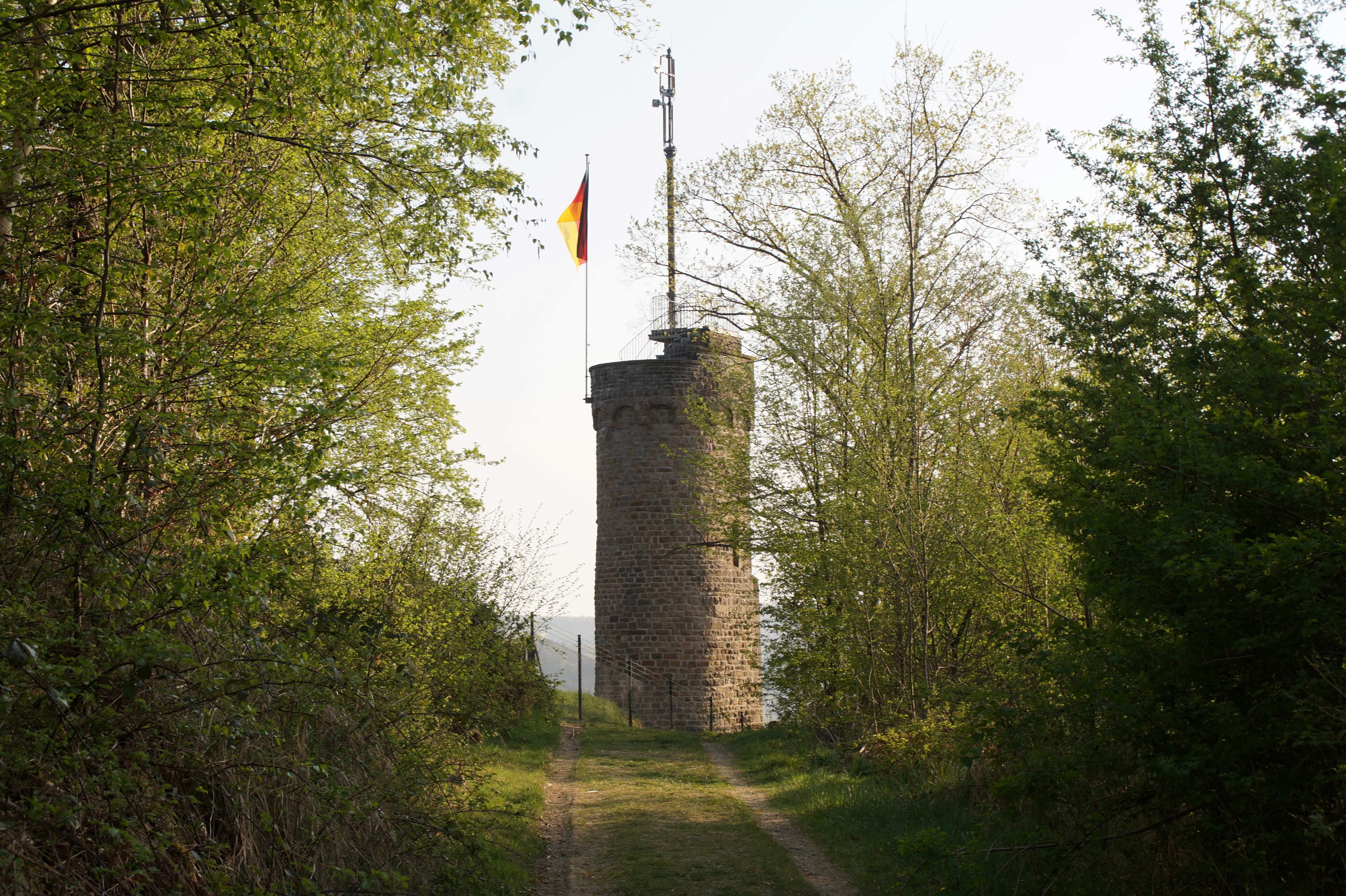 Runder Turm im Wald