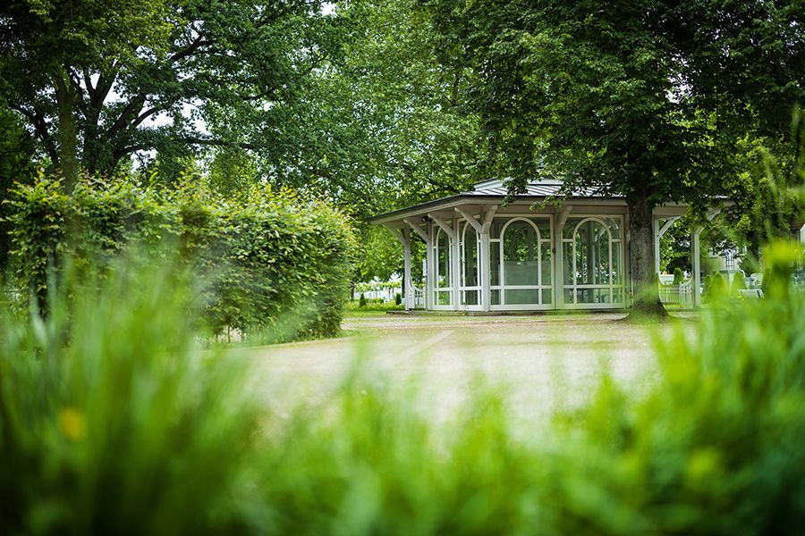 Sicht auf den Pavillon im Park
