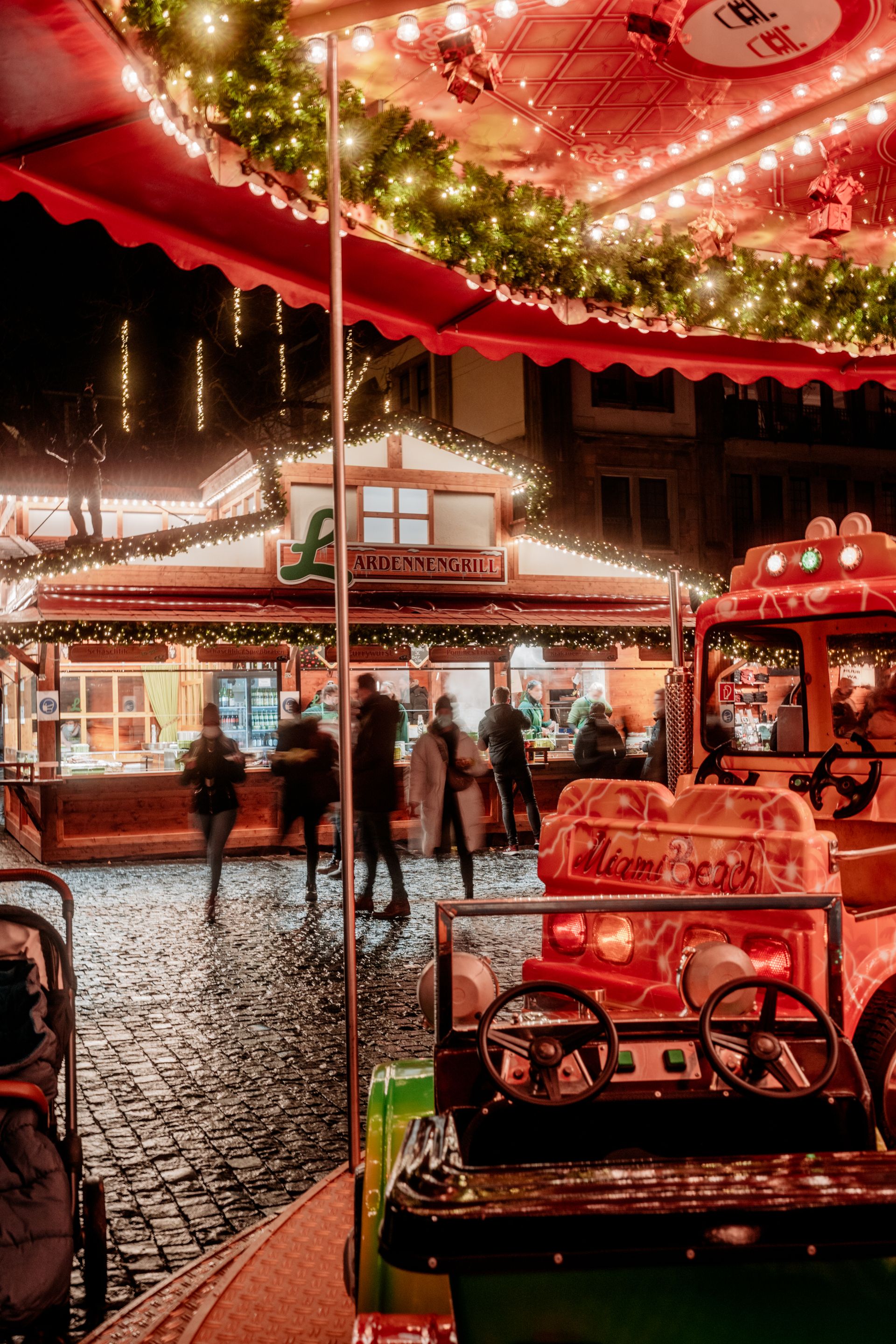 Auch das Karussell darf auf dem Aachener Weihnachtsmarkt nicht fehlen