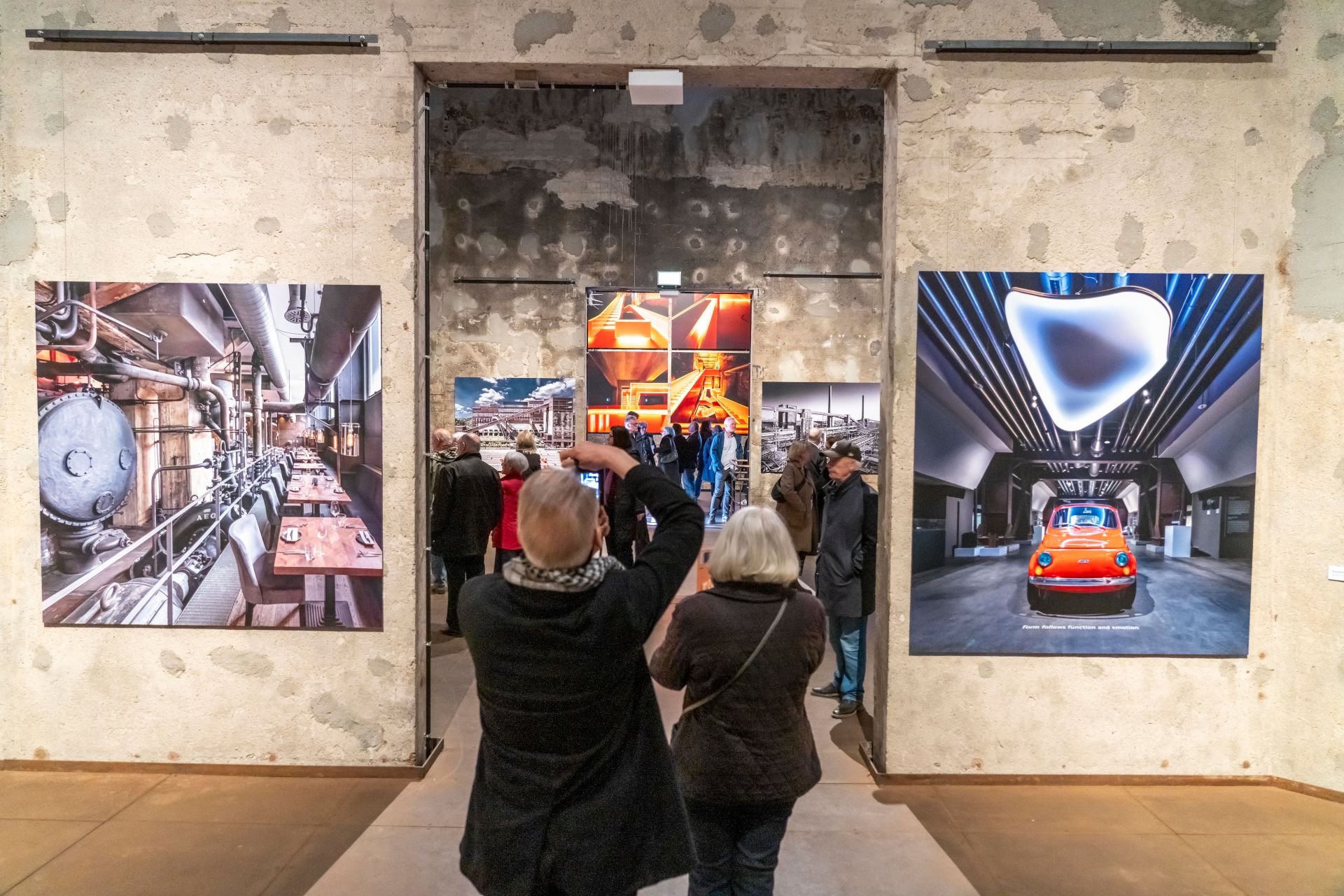 In der Ausstellung Faszination Zollverein blicken Gäste auf Bilder des Fotografen Thomas Stachelhaus