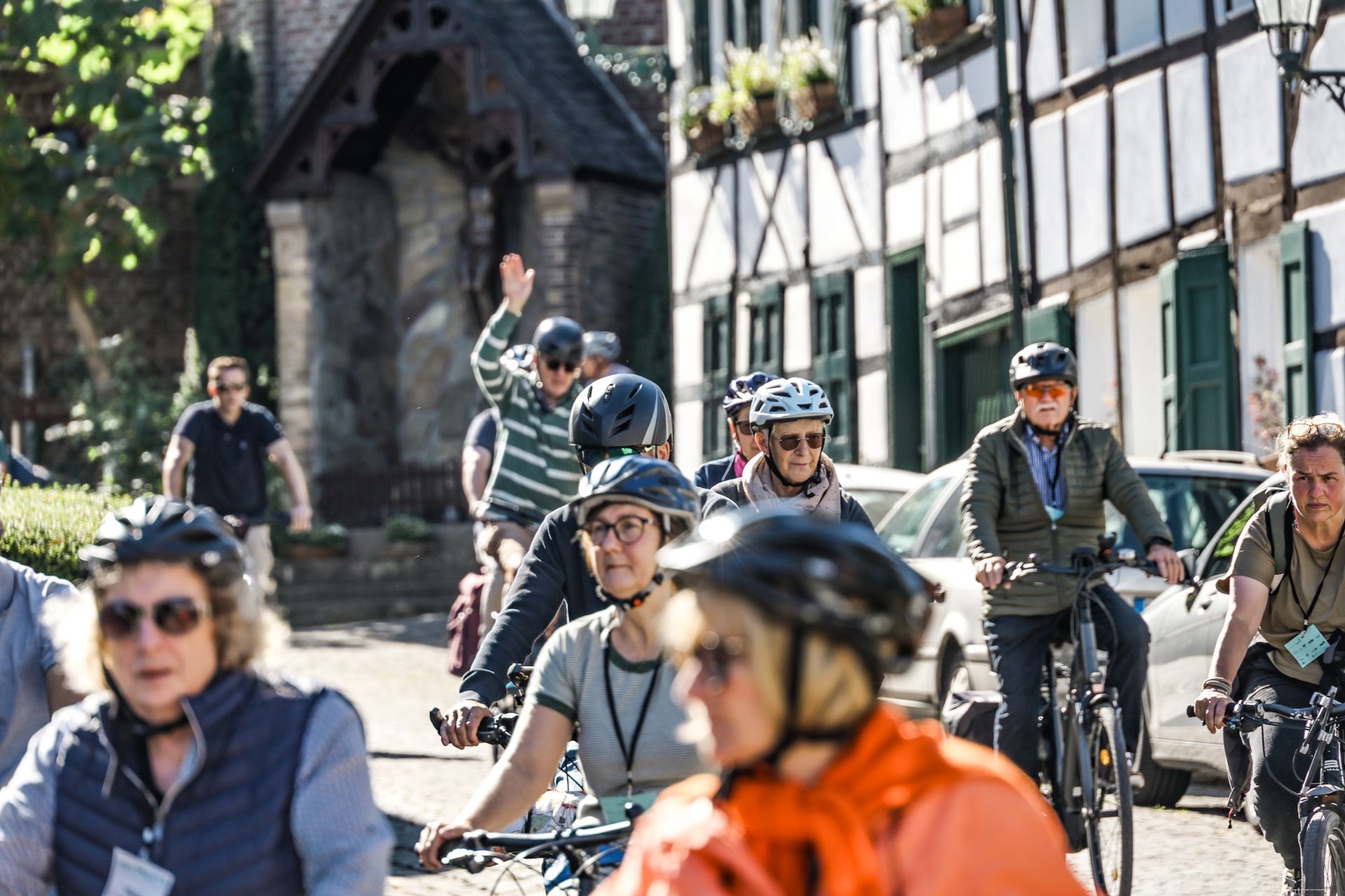 Als Gruppe fährt es sich leichter. Der Weg führt durch schöne Orte zu Schlössern, Kirchen und Veranstaltungsstätten