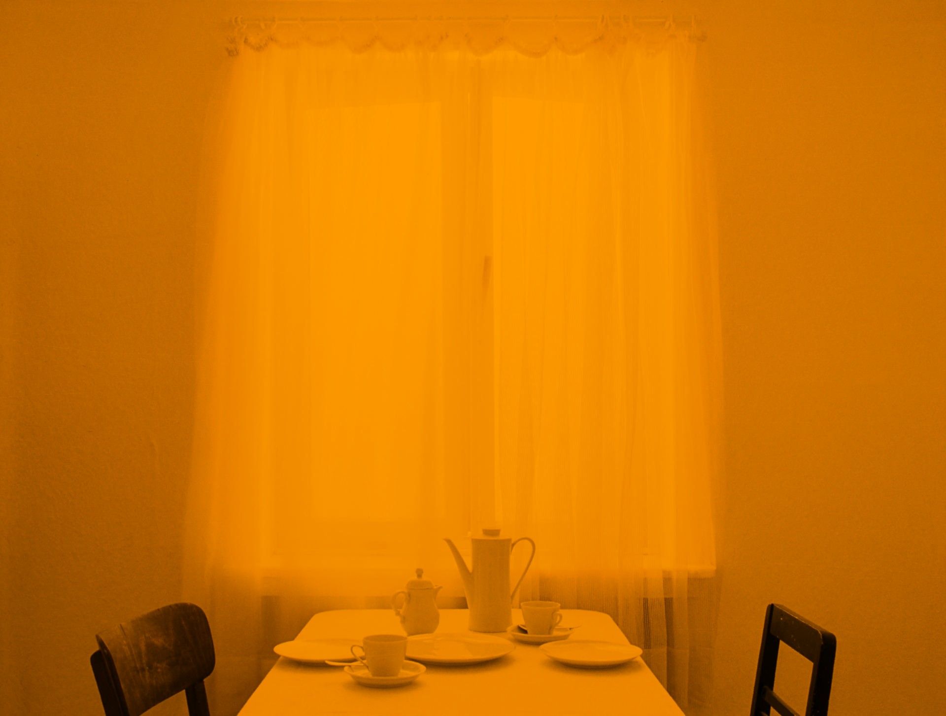 Die Raum-in Raum-Installation "Kaffeezimmer" steht auf einer Drehscheibe, die sich so langsam bewegt, dass sie ein Gefühl der räumlichen Desorientierung erzeugt