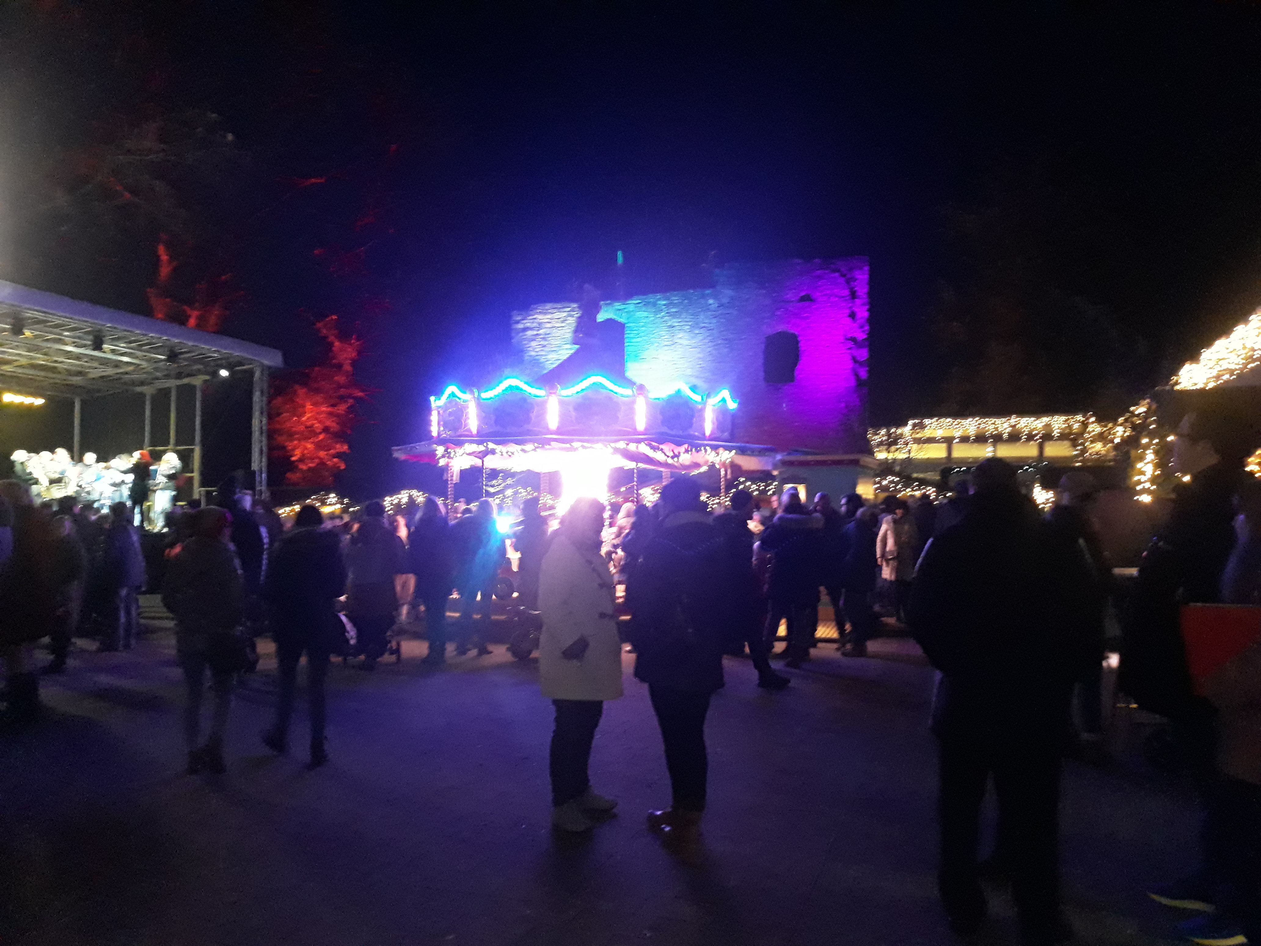 Die Lichter des Weihnachtlichen Zaubers an der Burg wirken nachts besonders schön.