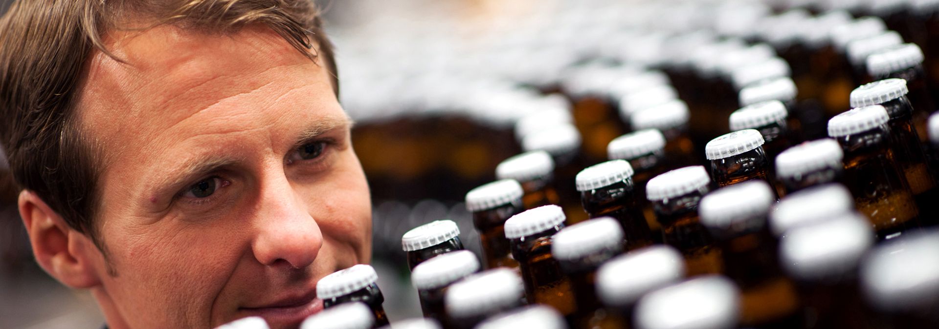 Die Sichtkontrolle gehört zu dem hohen Qualitätsanspruch der Brauerei Veltins